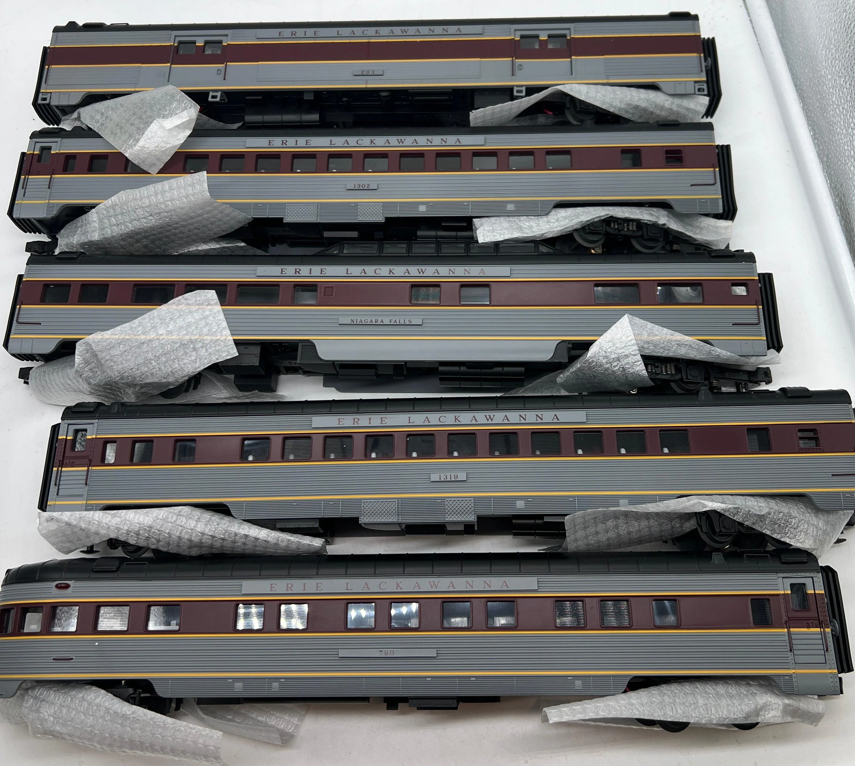 MTH Premier 20-6581 Erie Lackawanna 5-Car 70' Streamlined Passenger Set Ribbed Sided O SCALE Like New - Image 2