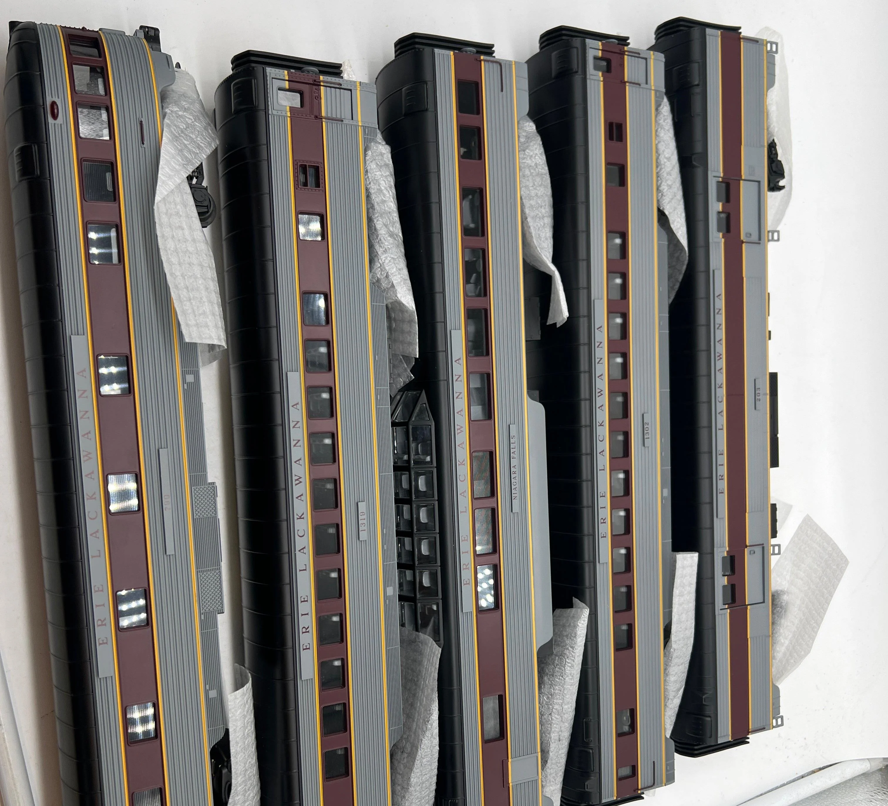 MTH Premier 20-6581 Erie Lackawanna 5-Car 70' Streamlined Passenger Set Ribbed Sided O SCALE Like New - Image 5