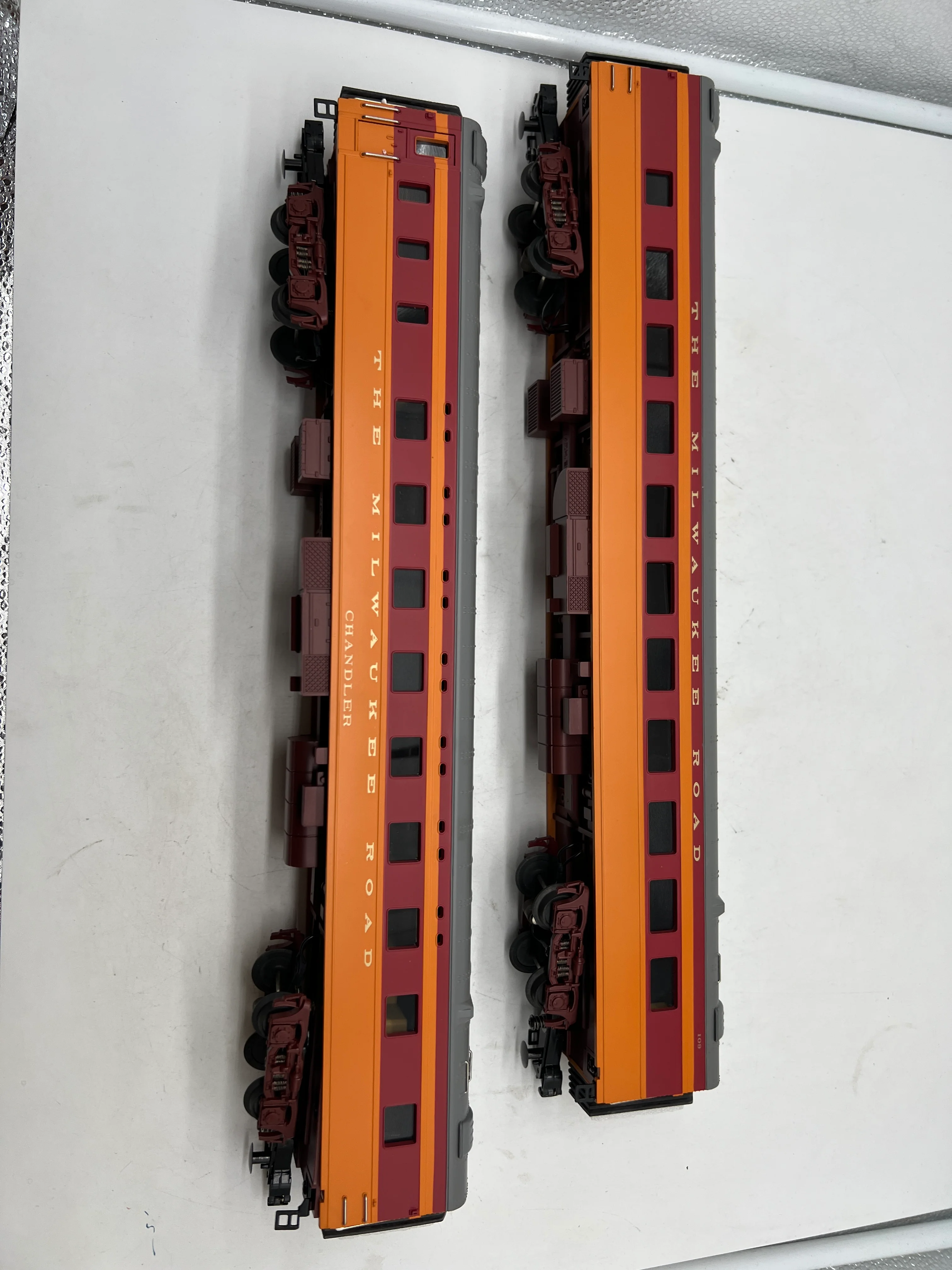 MTH Premier 20-66019 Milwaukee Road 2-Car 70' ABS Slpr/Diner Passenger Set in Smooth - Mil. Road Diner #109, Chandler O Scale Like New Damaged Box - Image 2