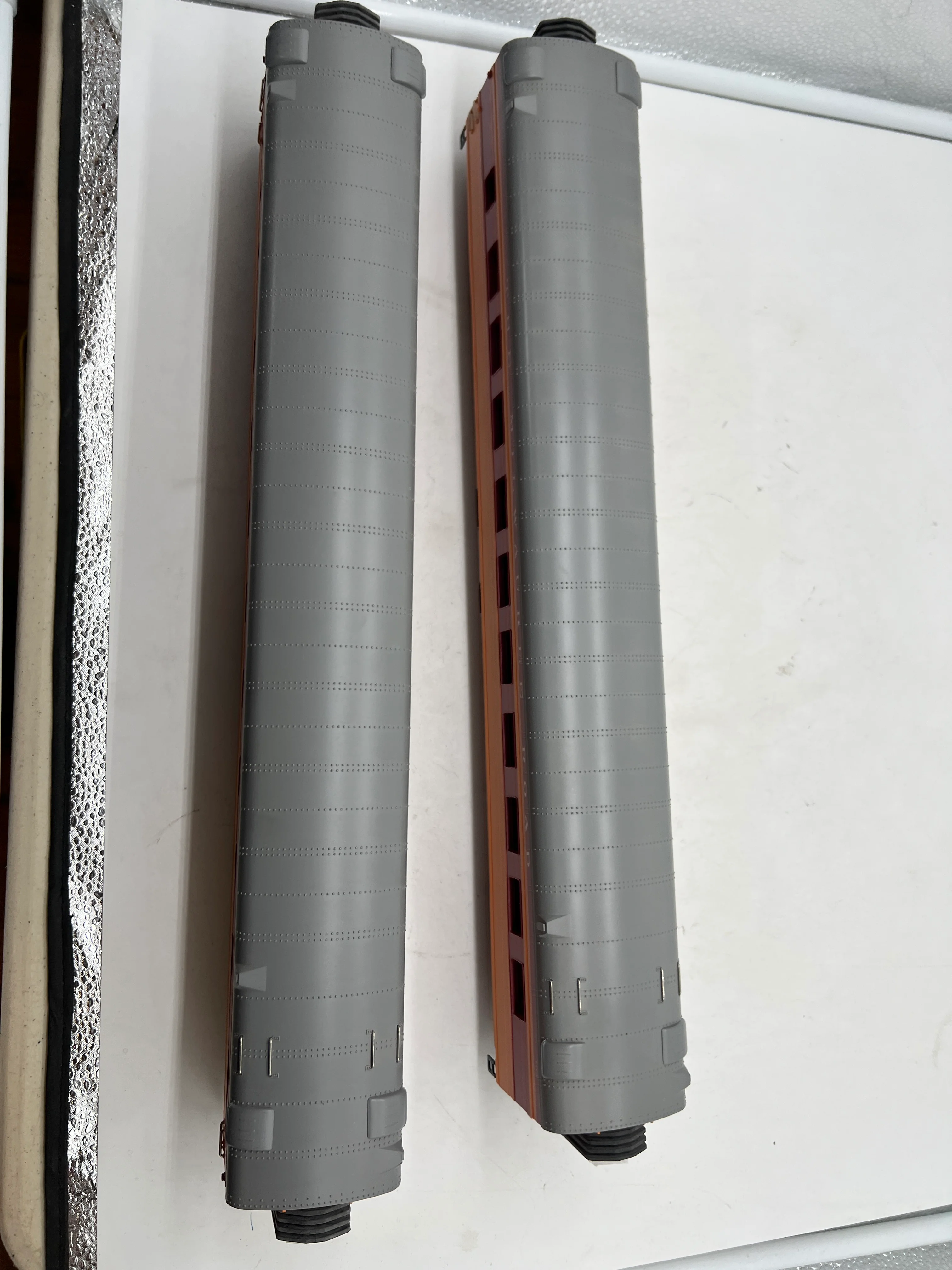 MTH Premier 20-66019 Milwaukee Road 2-Car 70' ABS Slpr/Diner Passenger Set in Smooth - Mil. Road Diner #109, Chandler O Scale Like New Damaged Box - Image 3