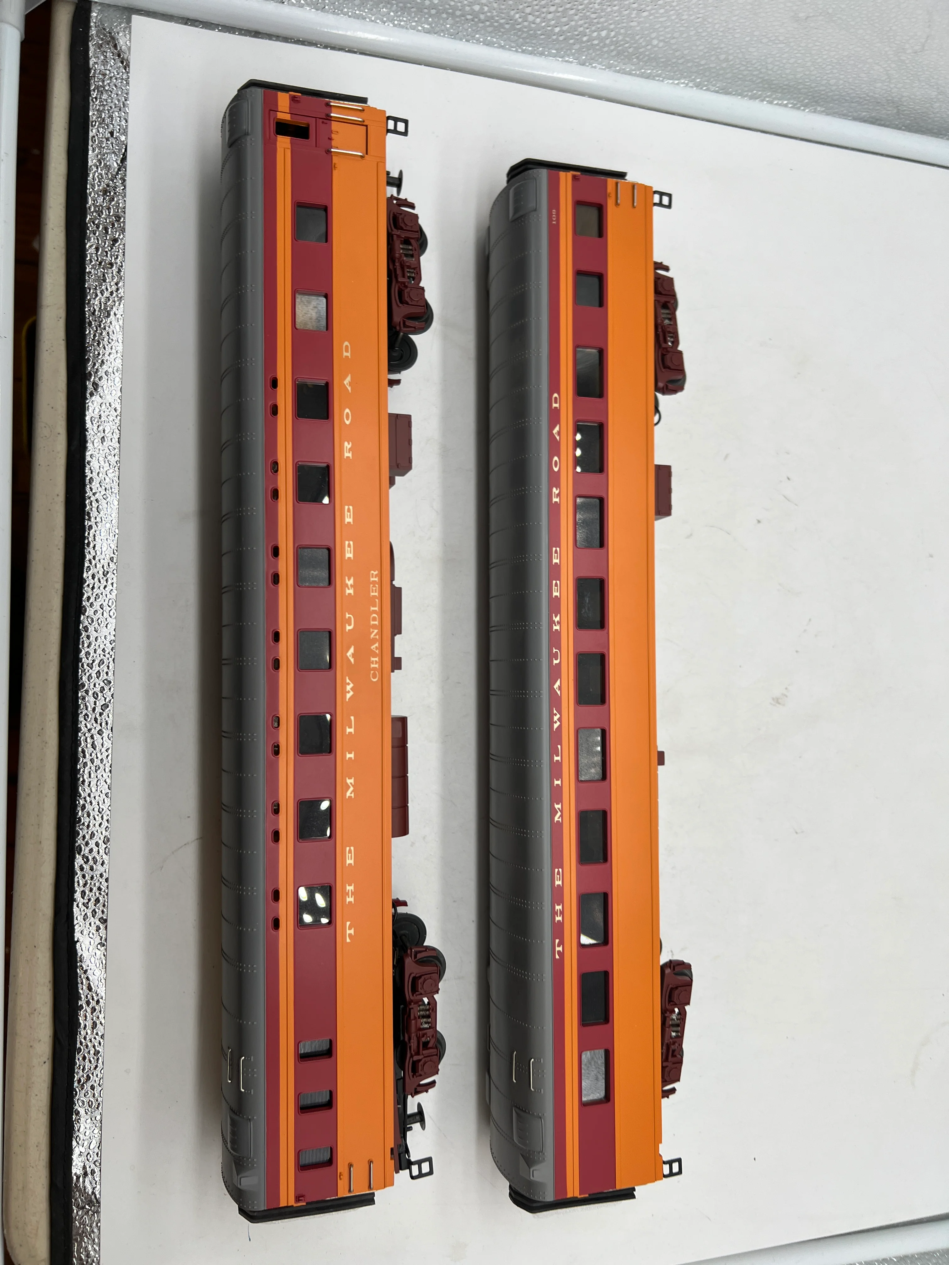 MTH Premier 20-66019 Milwaukee Road 2-Car 70' ABS Slpr/Diner Passenger Set in Smooth - Mil. Road Diner #109, Chandler O Scale Like New Damaged Box - Image 4