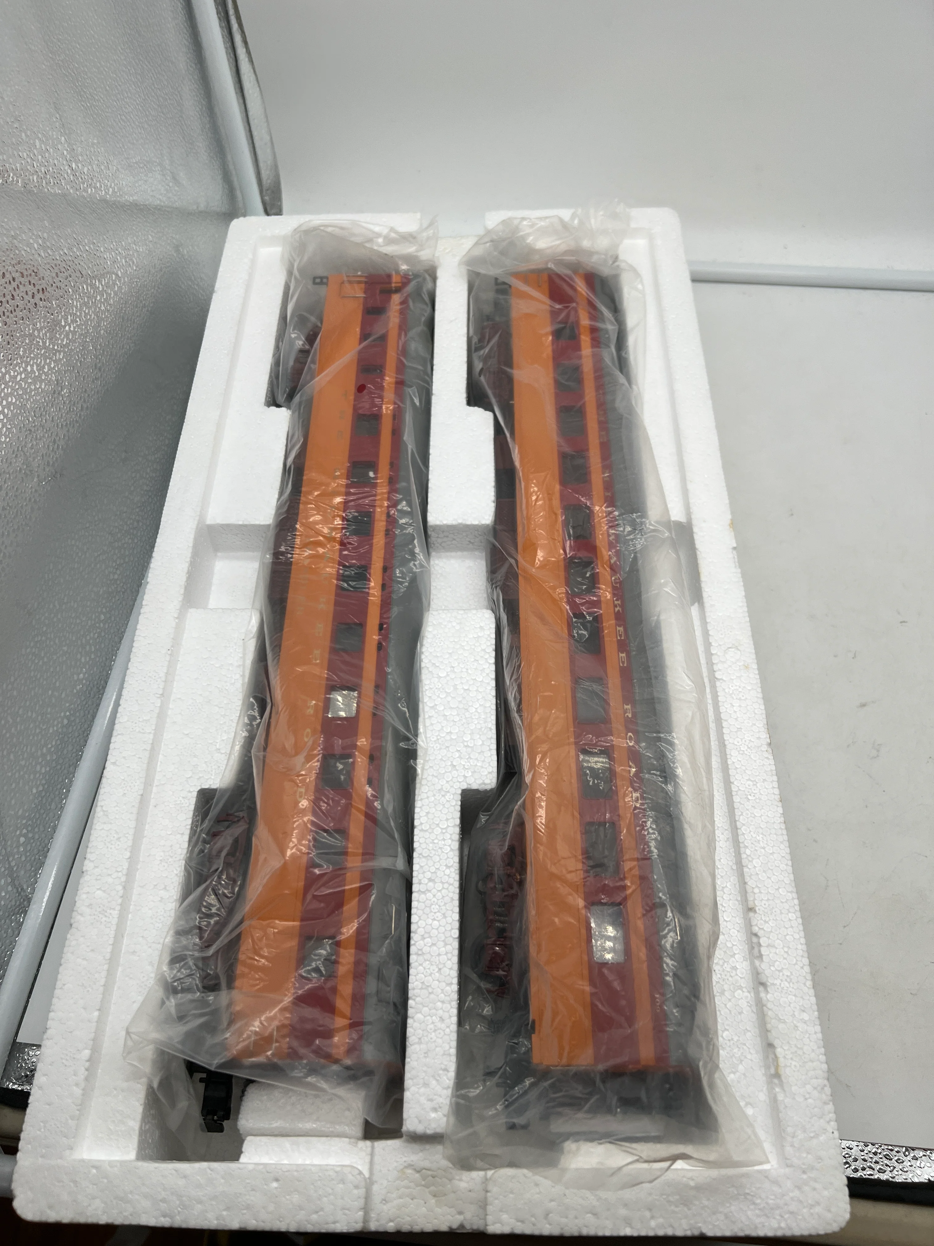 MTH Premier 20-66019 Milwaukee Road 2-Car 70' ABS Slpr/Diner Passenger Set in Smooth - Mil. Road Diner #109, Chandler O Scale Like New Damaged Box - Image 7