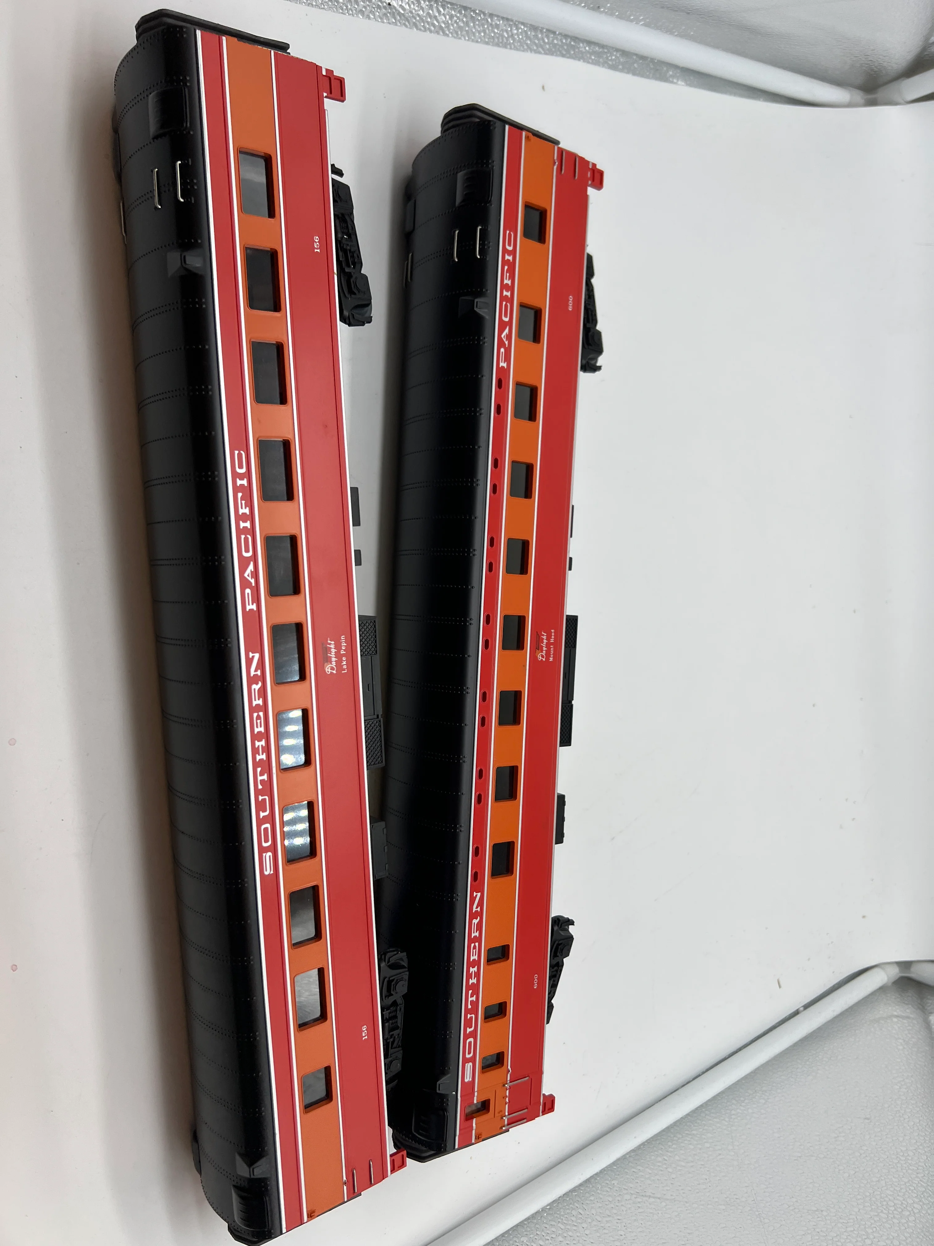 MTH Premier 20-6623 Southern Pacific Daylight  70' Sleeper/Diner 2-Car Set - Slpr-Mount Hood 600, Lake Pepin 156. O SCALE NEW - Image 3