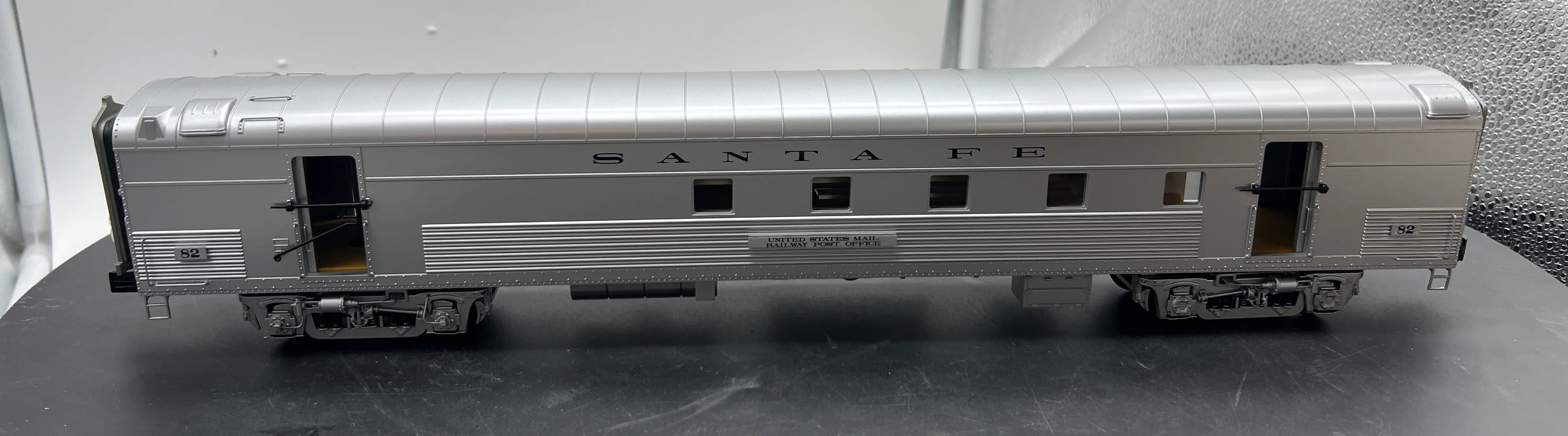 MTH Premier 20-68128 Santa Fe 70' Streamlined RPO Passenger Car (Ribbed Sided) O Scale NEW - Image 2