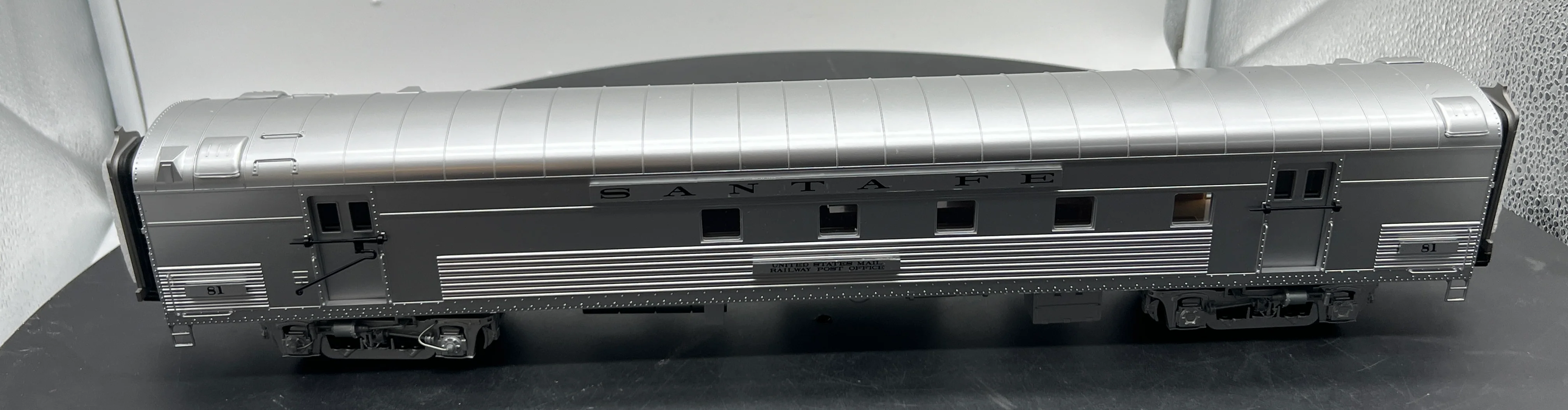 MTH Premier 20-68211 Santa Fe 70' Streamlined RPO Passenger Car Ribbed Sided O Scale NEW - Image 2