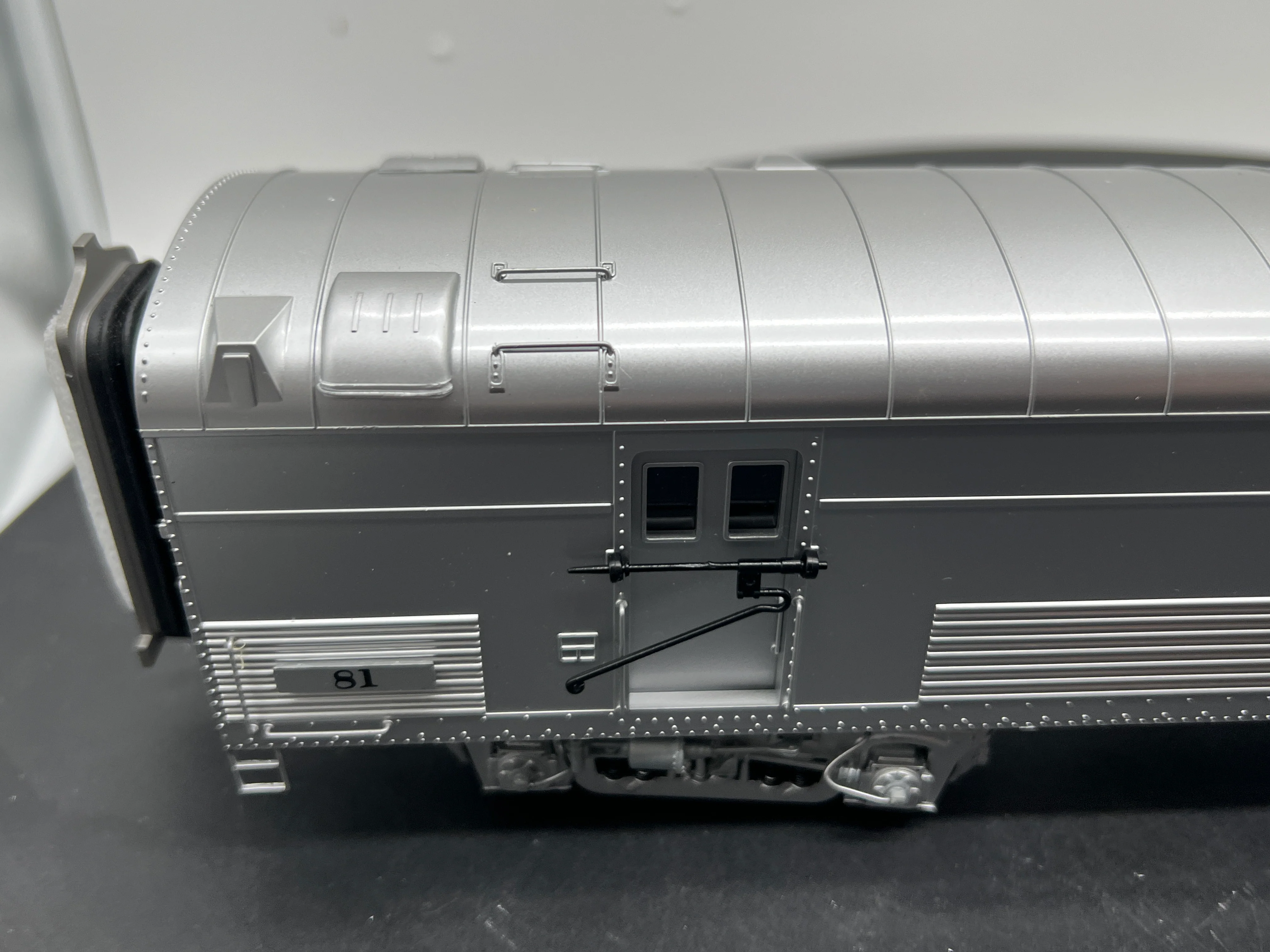MTH Premier 20-68211 Santa Fe 70' Streamlined RPO Passenger Car Ribbed Sided O Scale NEW - Image 3