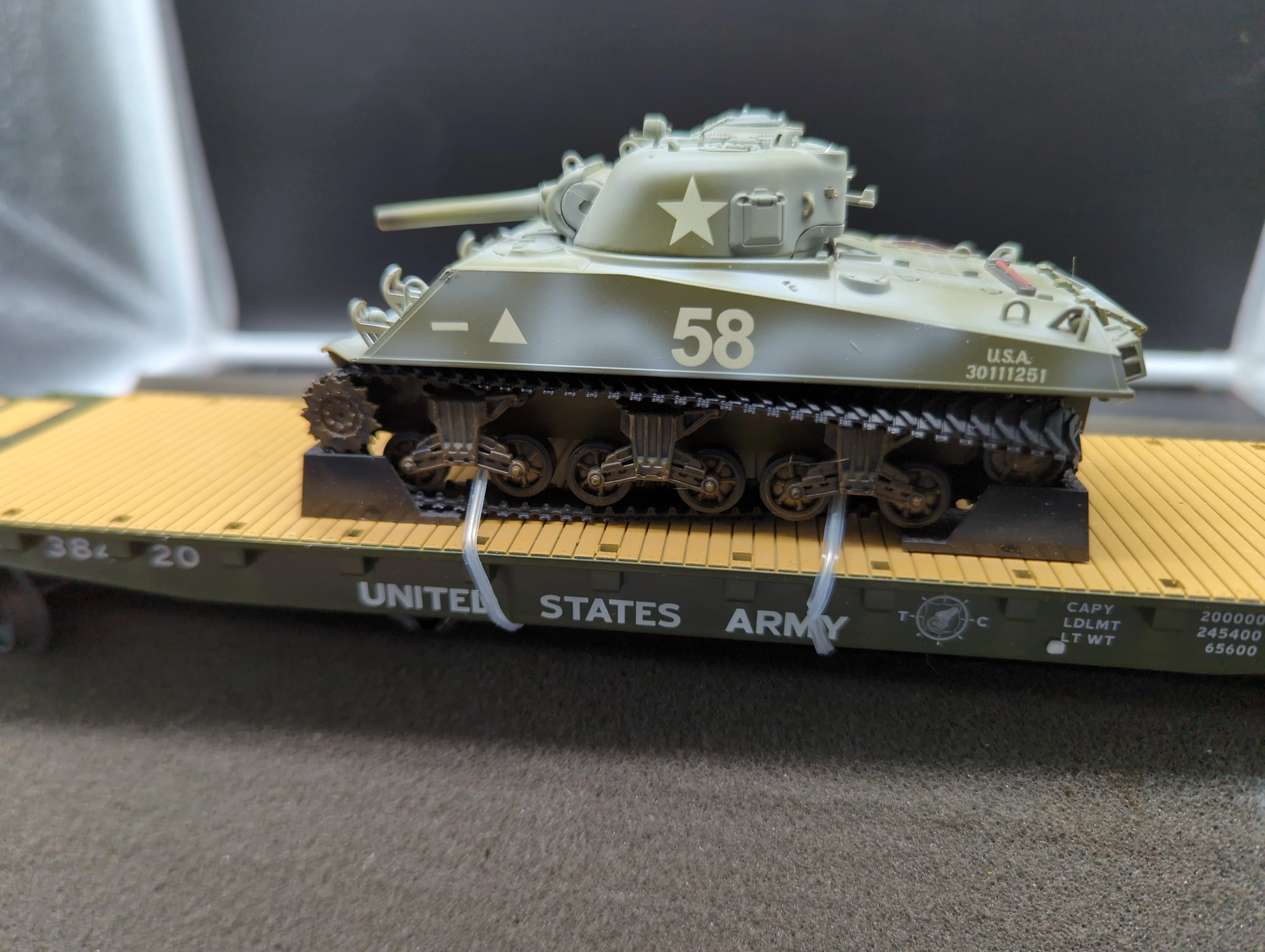 MTH Premier 20-90697C U.S. Army Flat Car w/(1) M4 Sherman Tank #38420  O SCALE Like New - Image 3