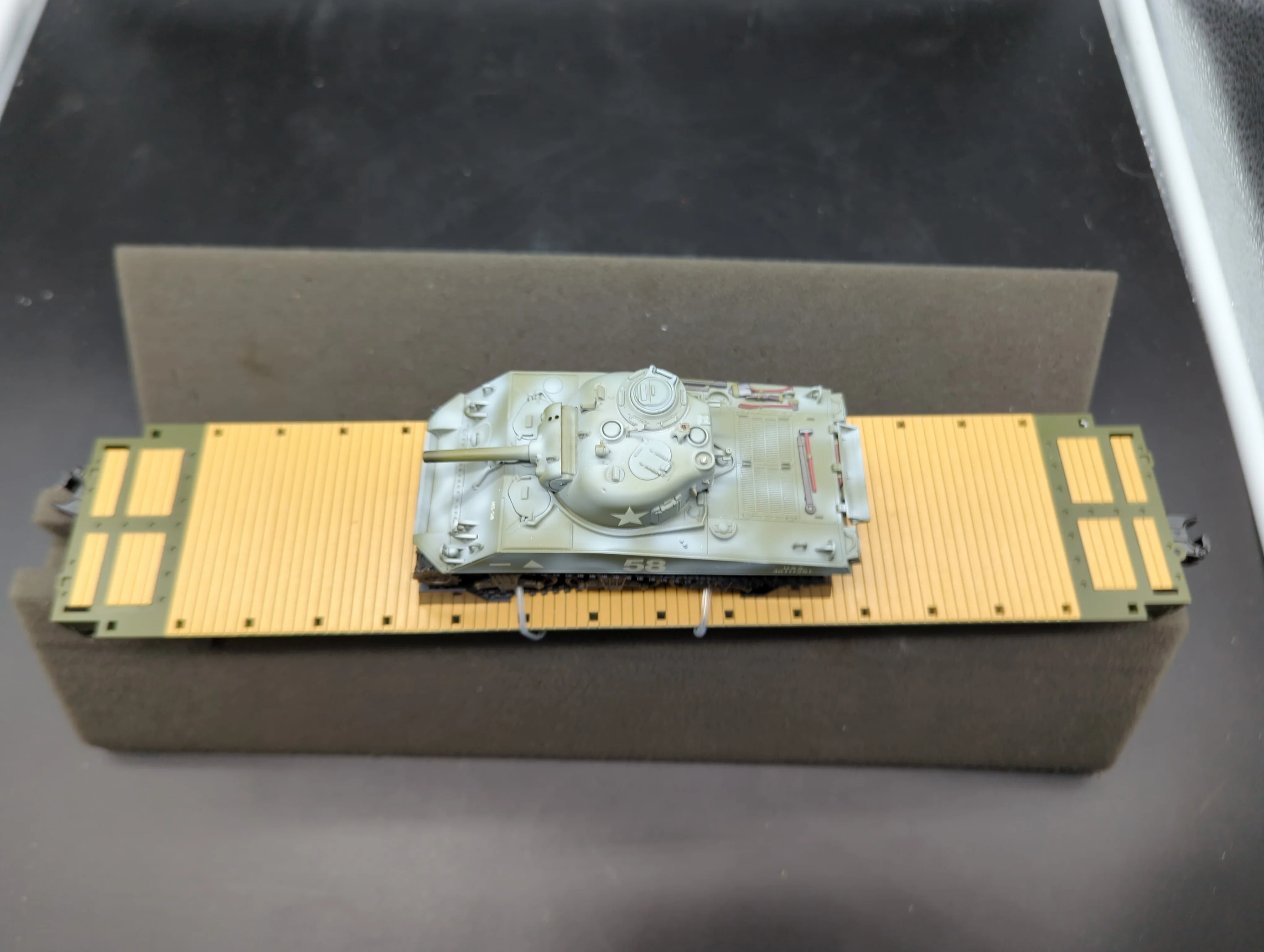 MTH Premier 20-90697C U.S. Army Flat Car w/(1) M4 Sherman Tank #38420  O SCALE Like New - Image 4