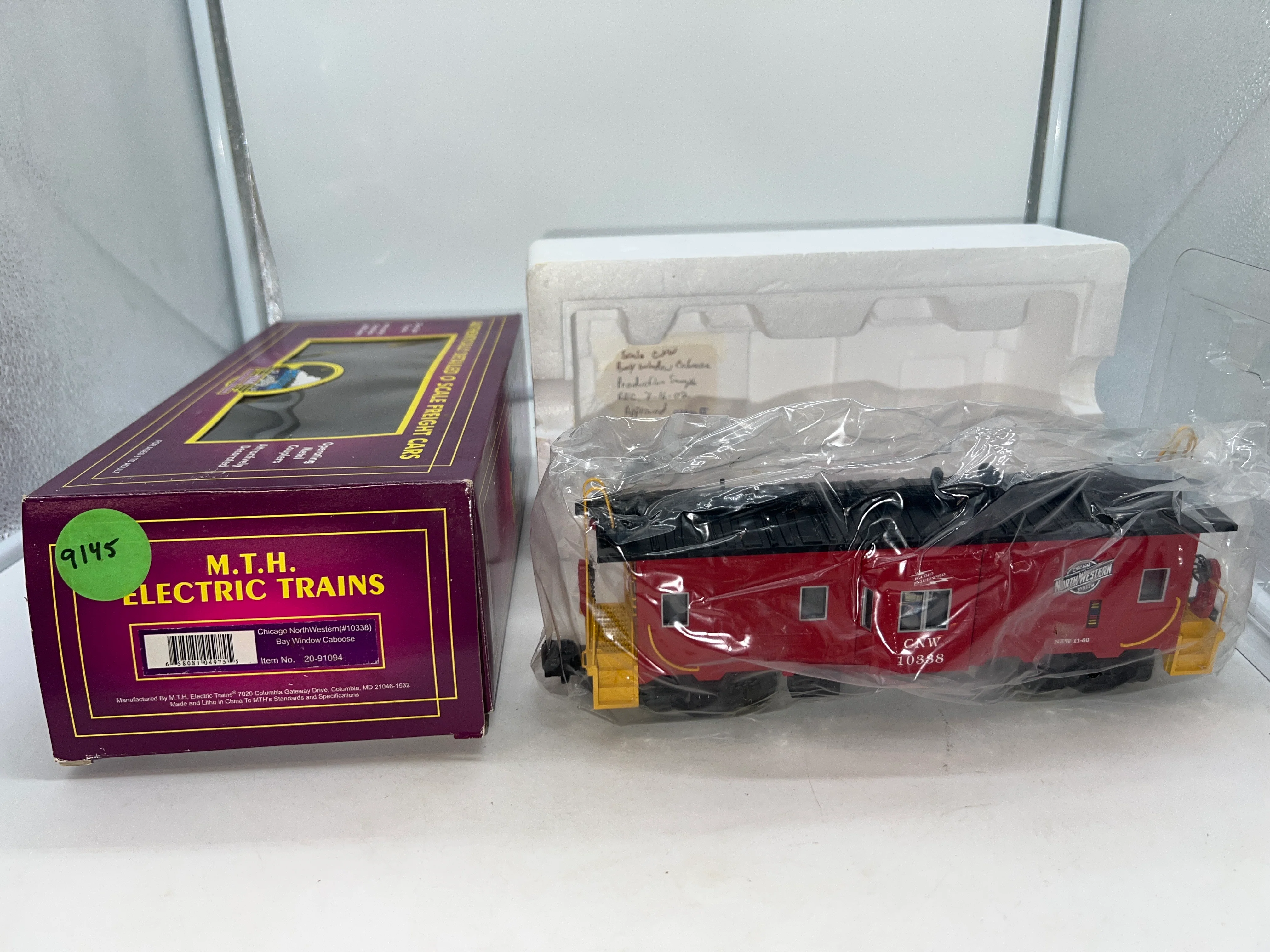 MTH Premier 20-91094 Chicago & North Western Bay Window Caboose production sample O Scale NEW - Image 2