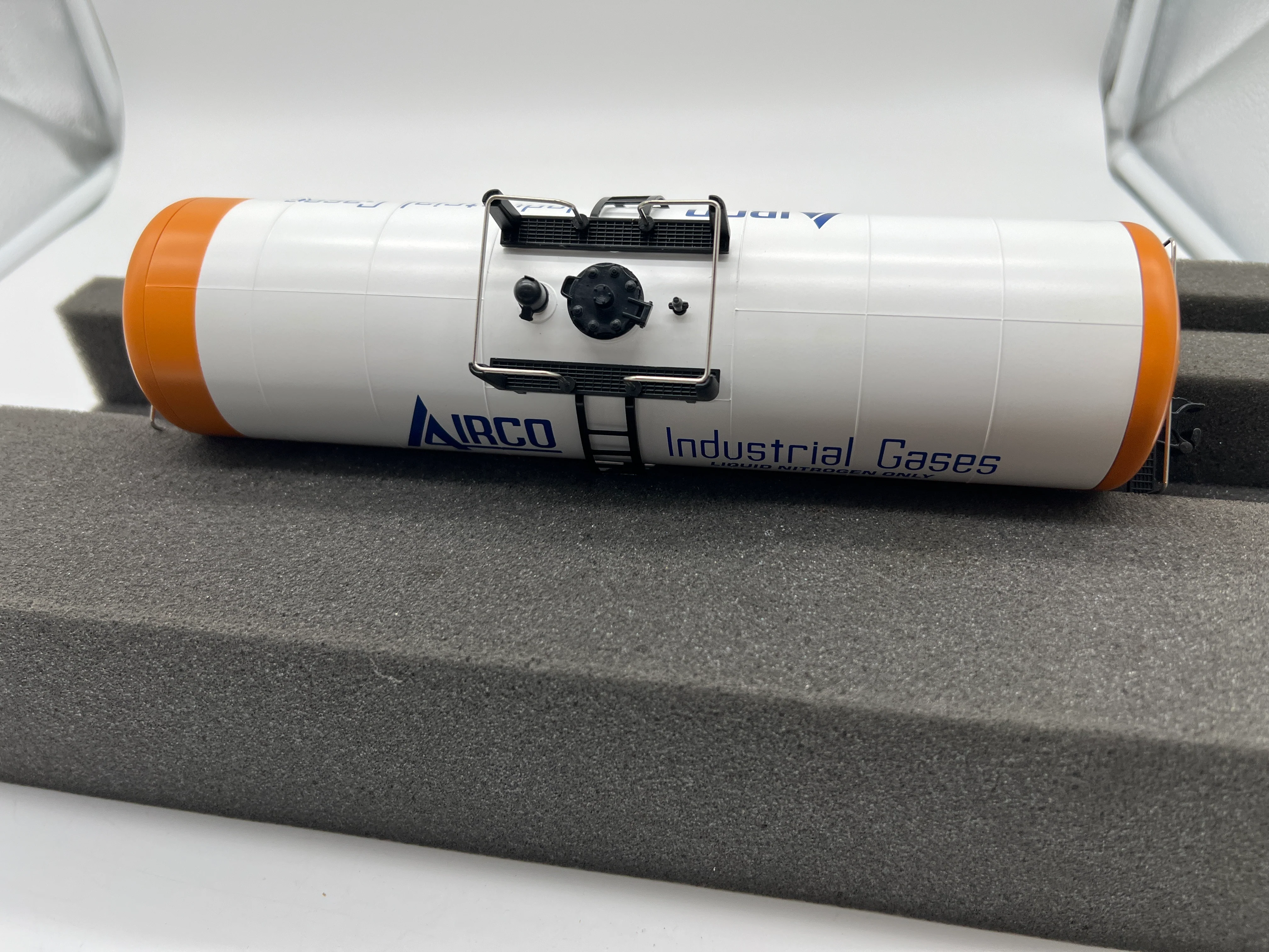 MTH Premier 20-92011 Airco Tank Car O SCALE Like New - Image 5