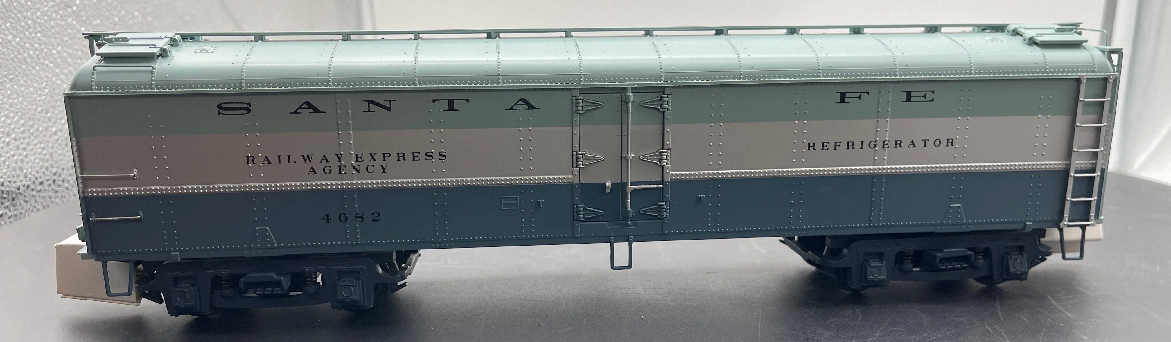 MTH Premier 20-94178 Santa Fe R50B Express Reefer Car O Scale limited NEW - Image 3