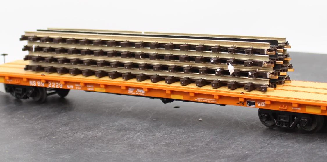 MTH Premier 20-95147 Norfolk Southern 60' Flat Car w(4) ScaleTrax 10" Straights O SCALE Like New Damaged Box - Image 4