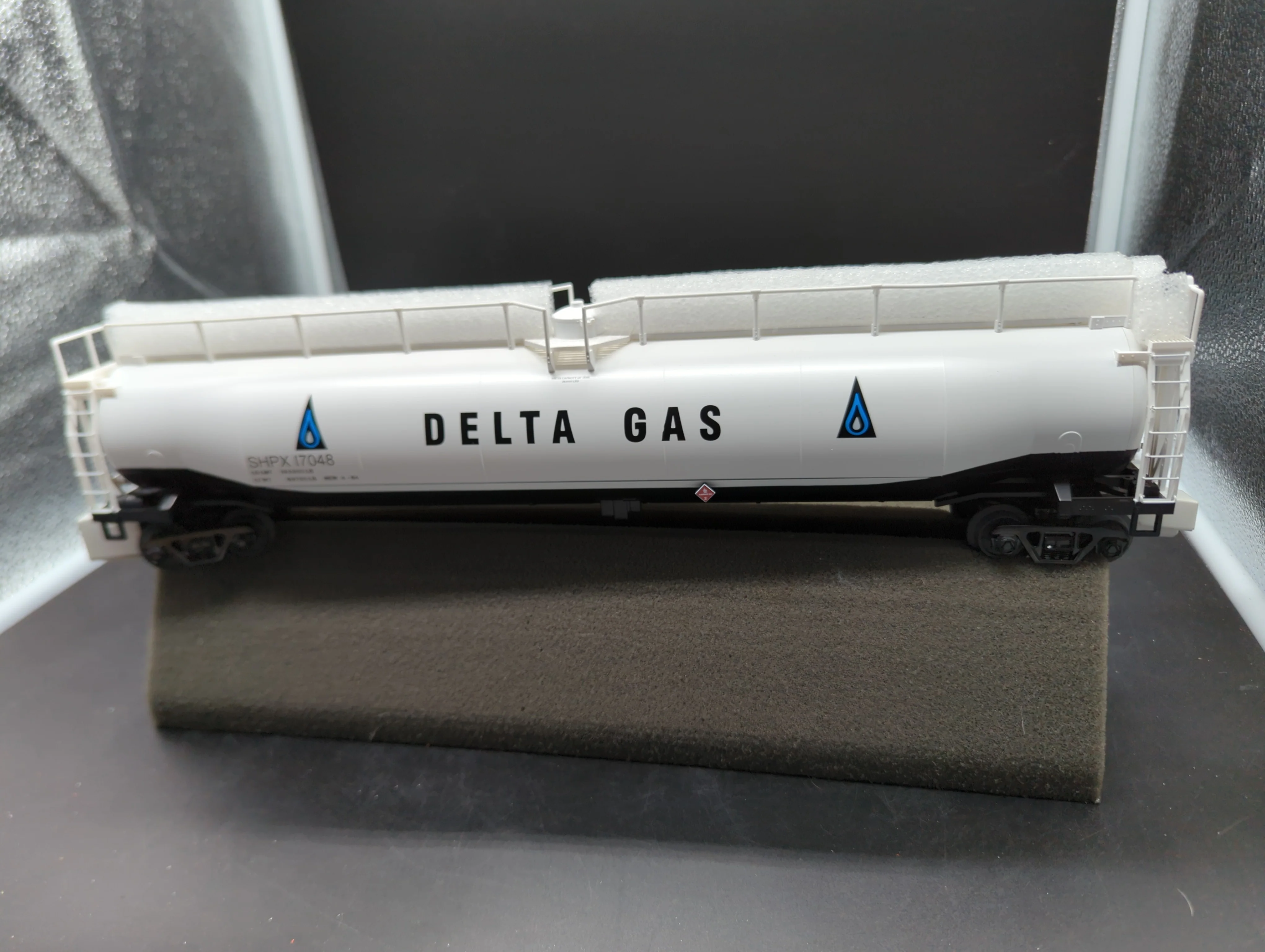 MTH Premier 20-96808 Delta Gas 33K Gallon Tank Car SHPT #170408 O SCALE Like New - Image 2