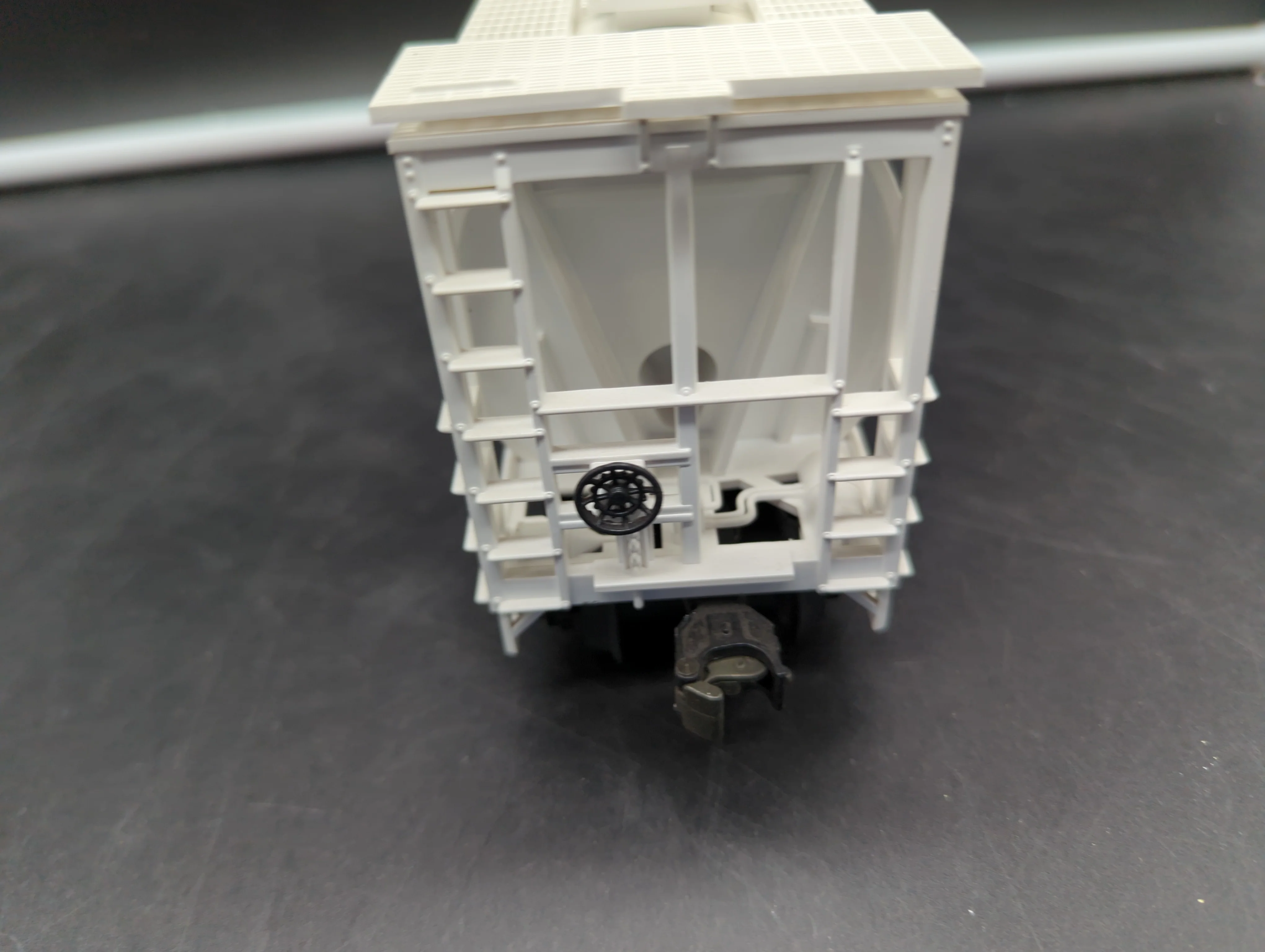 MTH Premier 20-97442 Glasshopper 3-Bay Cylindrical Hopper Car 166 - Glasshopper II #MTHRRC. O SCALE Like New - Image 4