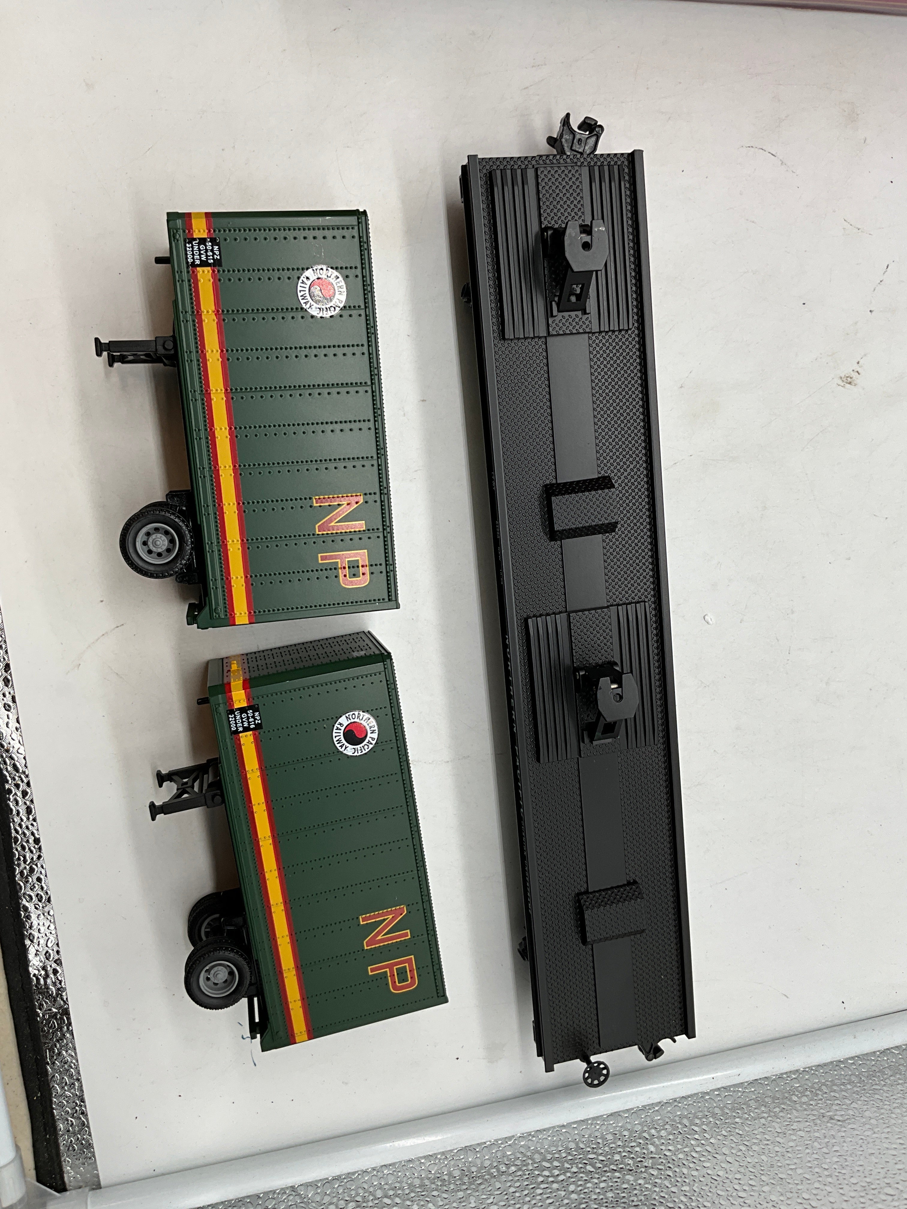 MTH Premier 20-98105 Northern Pacific Flat Car O Scale Like New Damaged Box - Image 4