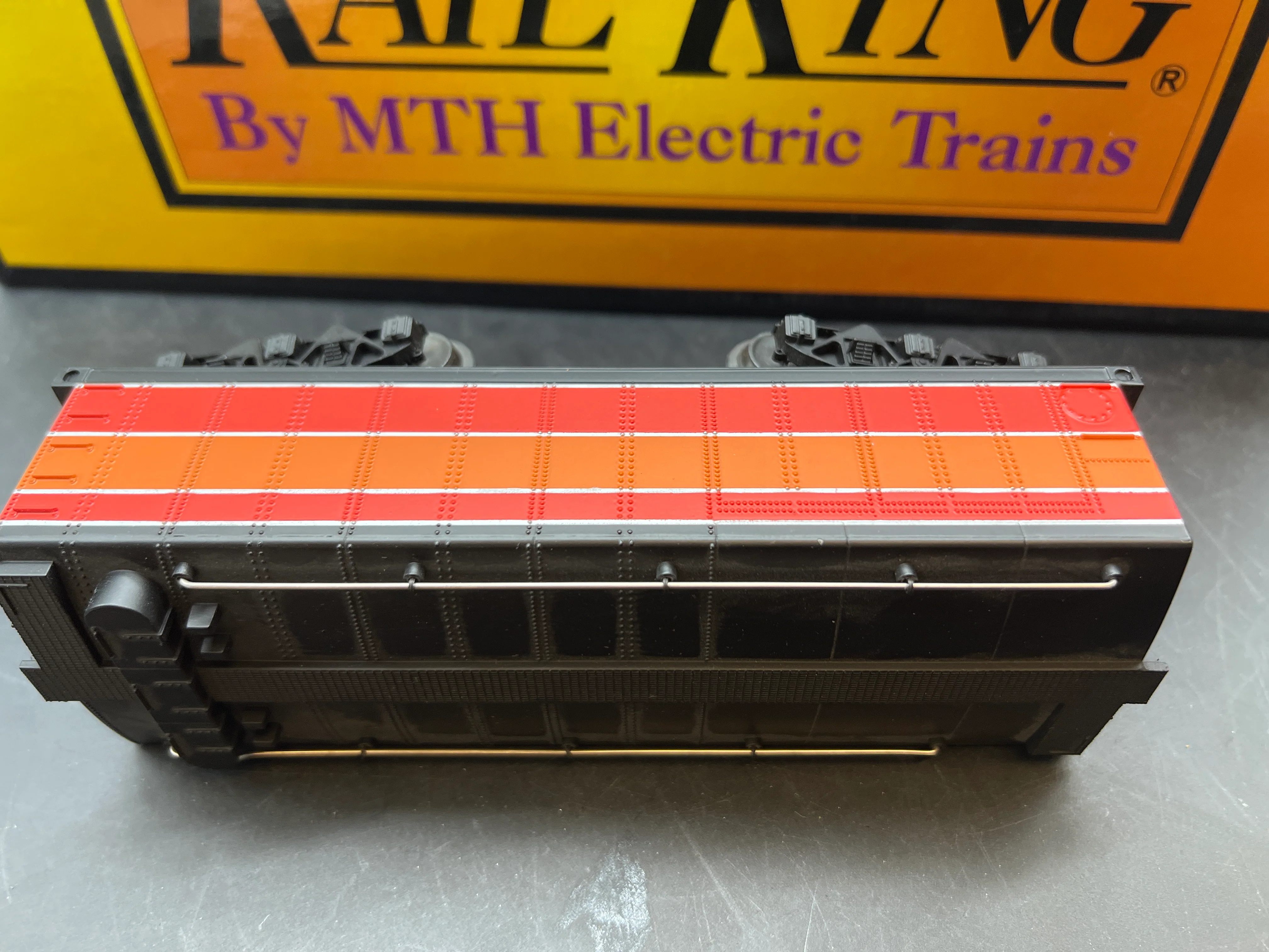MTH Railking 30-1126 Southern Pacific Daylight Diecast water tender- Daylight Colors. O SCALE Like New - Image 4