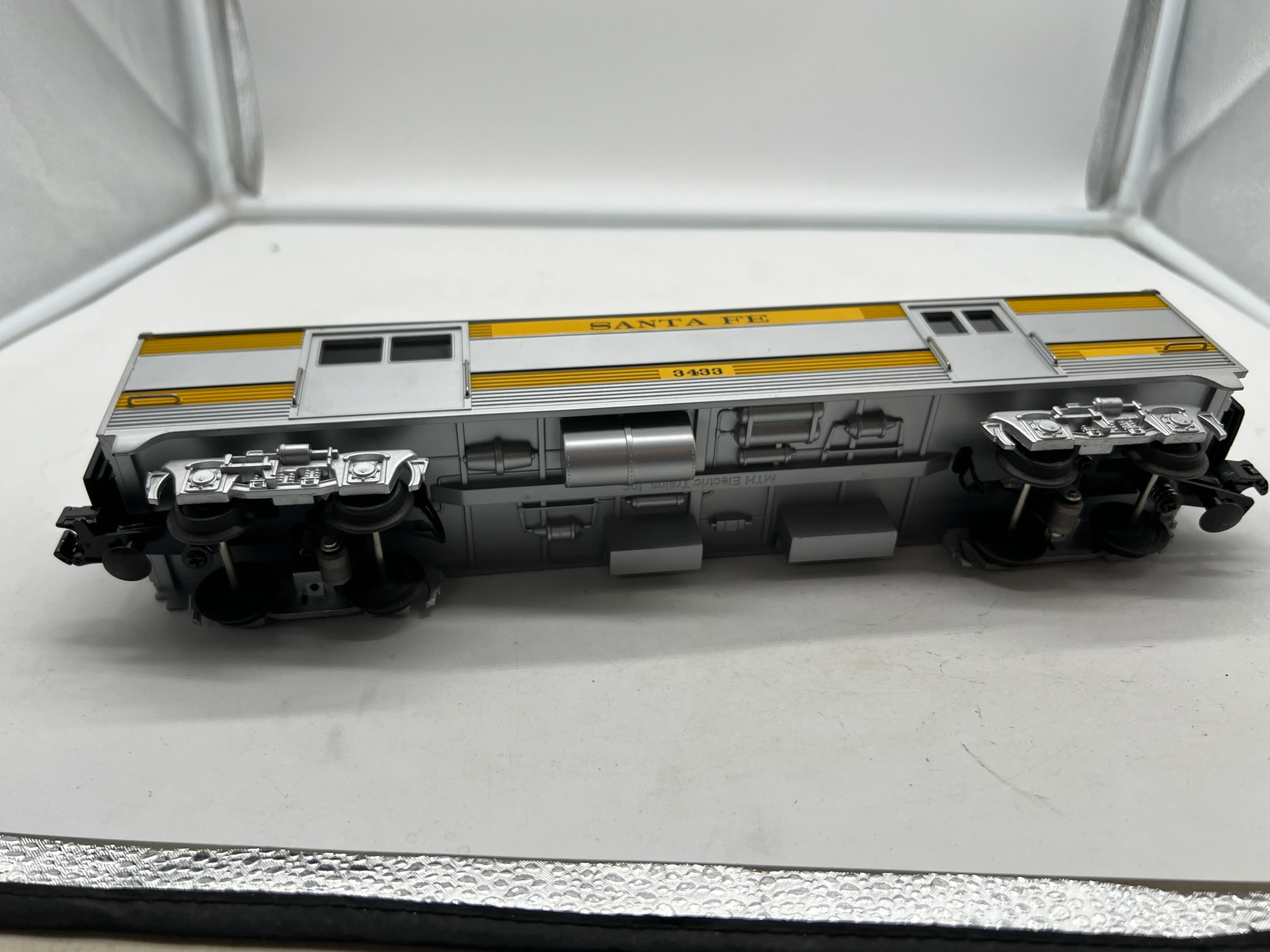 MTH Railking 30-4186A Santa Fe Streamlined Baggage Car O Scale Like New - Image 5
