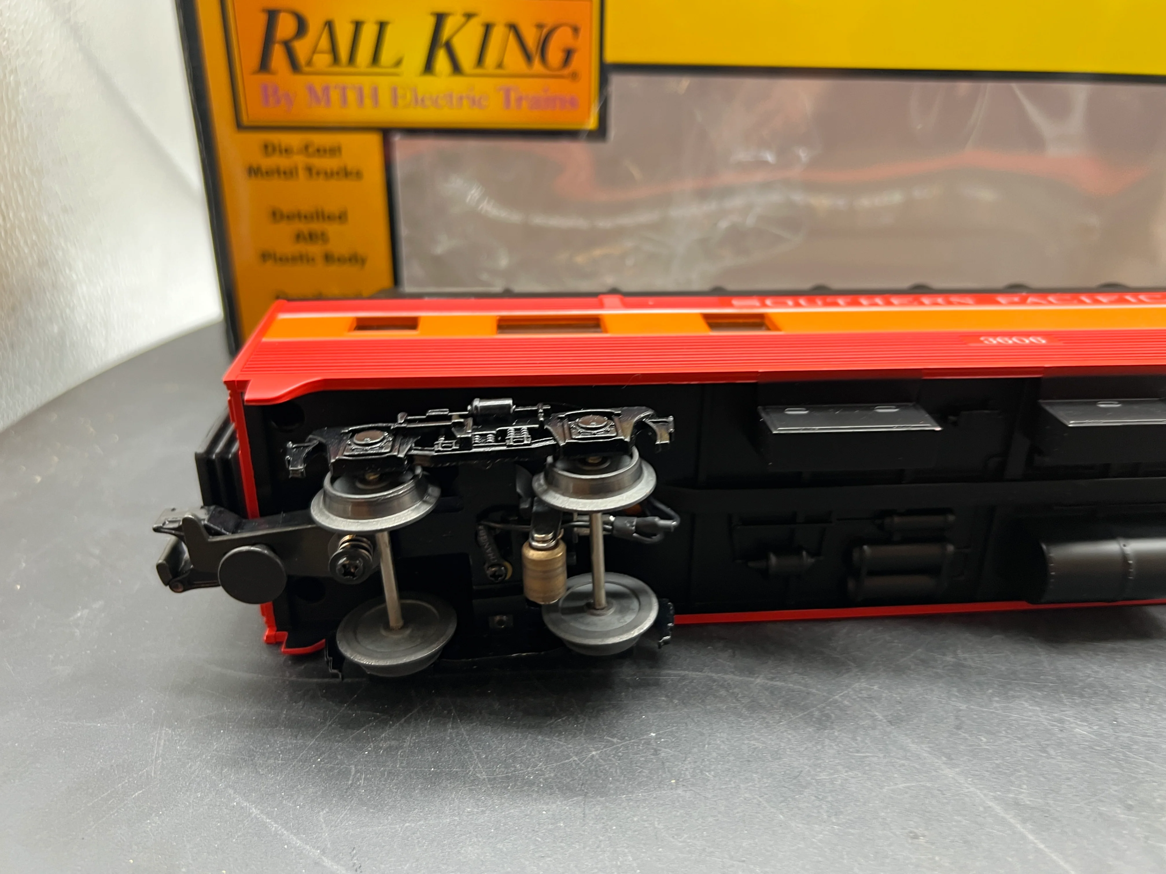 MTH Railking 30-6065 Southern Pacific O-27 Streamlined Full-Length Vista Dome Car - SP Daylight Car #3606 O SCALE Like New - Image 4