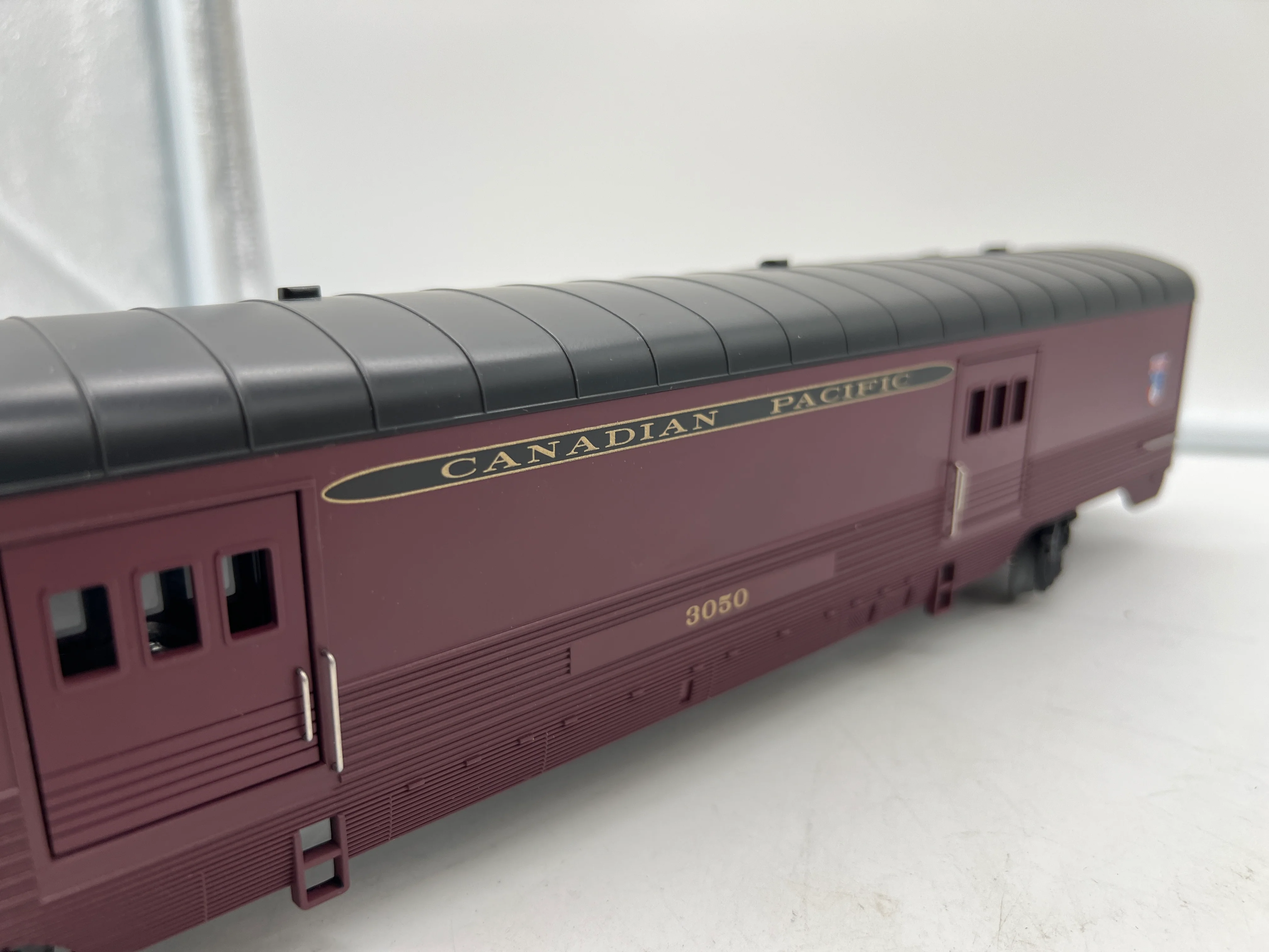 MTH Railking 30-6732 Canadian Pacific 60' Streamlined ABS Coach Car Coach No. 2100. O SCALE Like New - Image 5