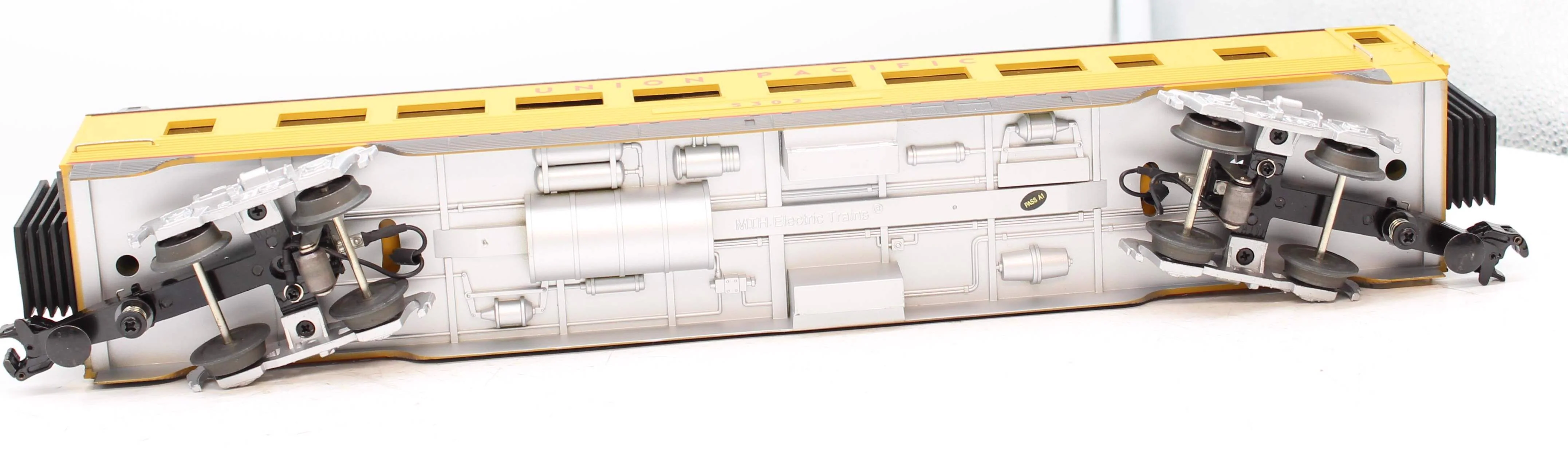 MTH Railking 30-67737 Union Pacific UP 60' Streamlined Coach Car O SCALE Like New Damaged Box - Image 4