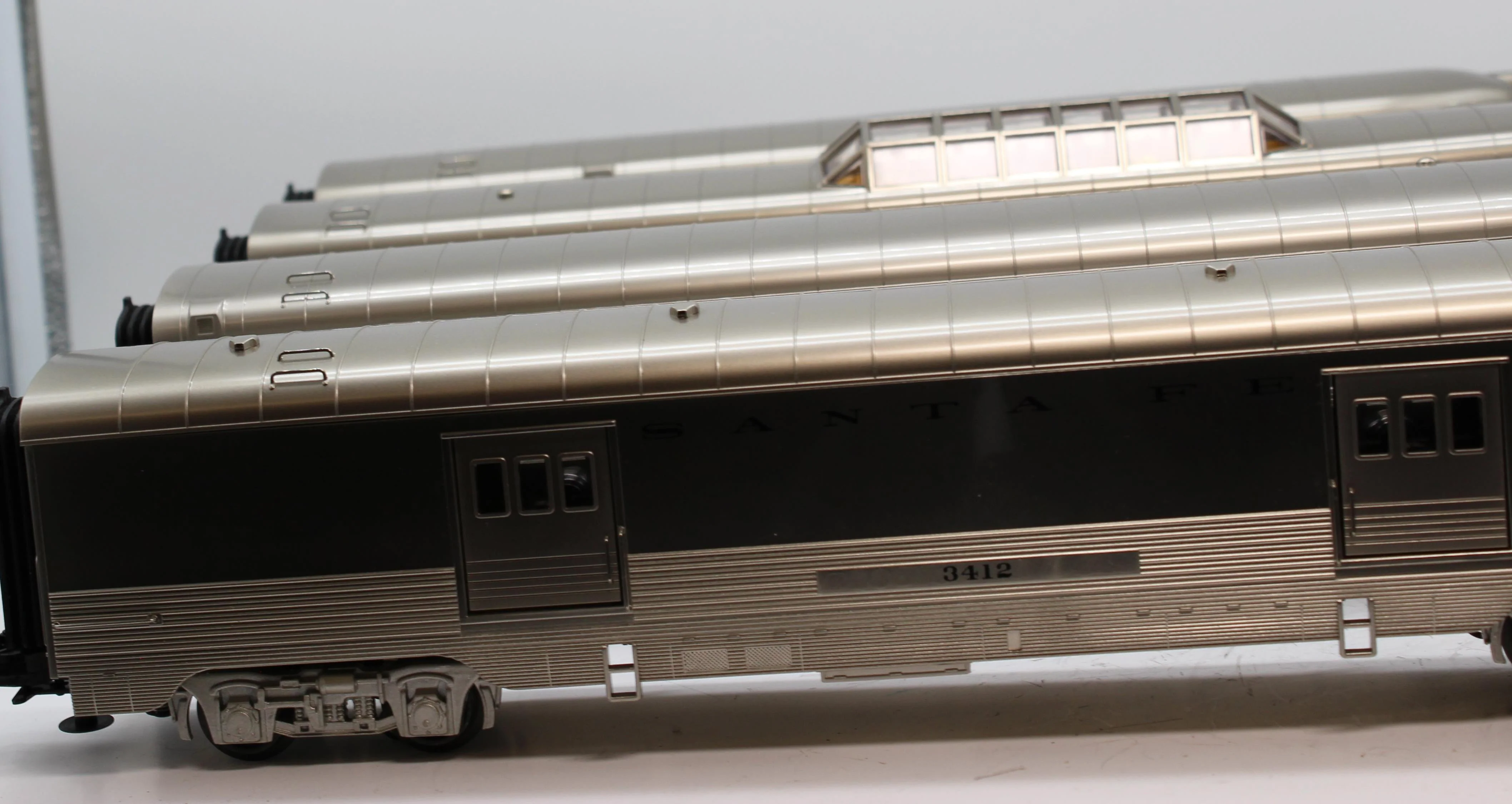 MTH Railking 30-68123 Santa Fe 4-Car 60' Streamlined Passenger Set O SCALE Like New - Image 5