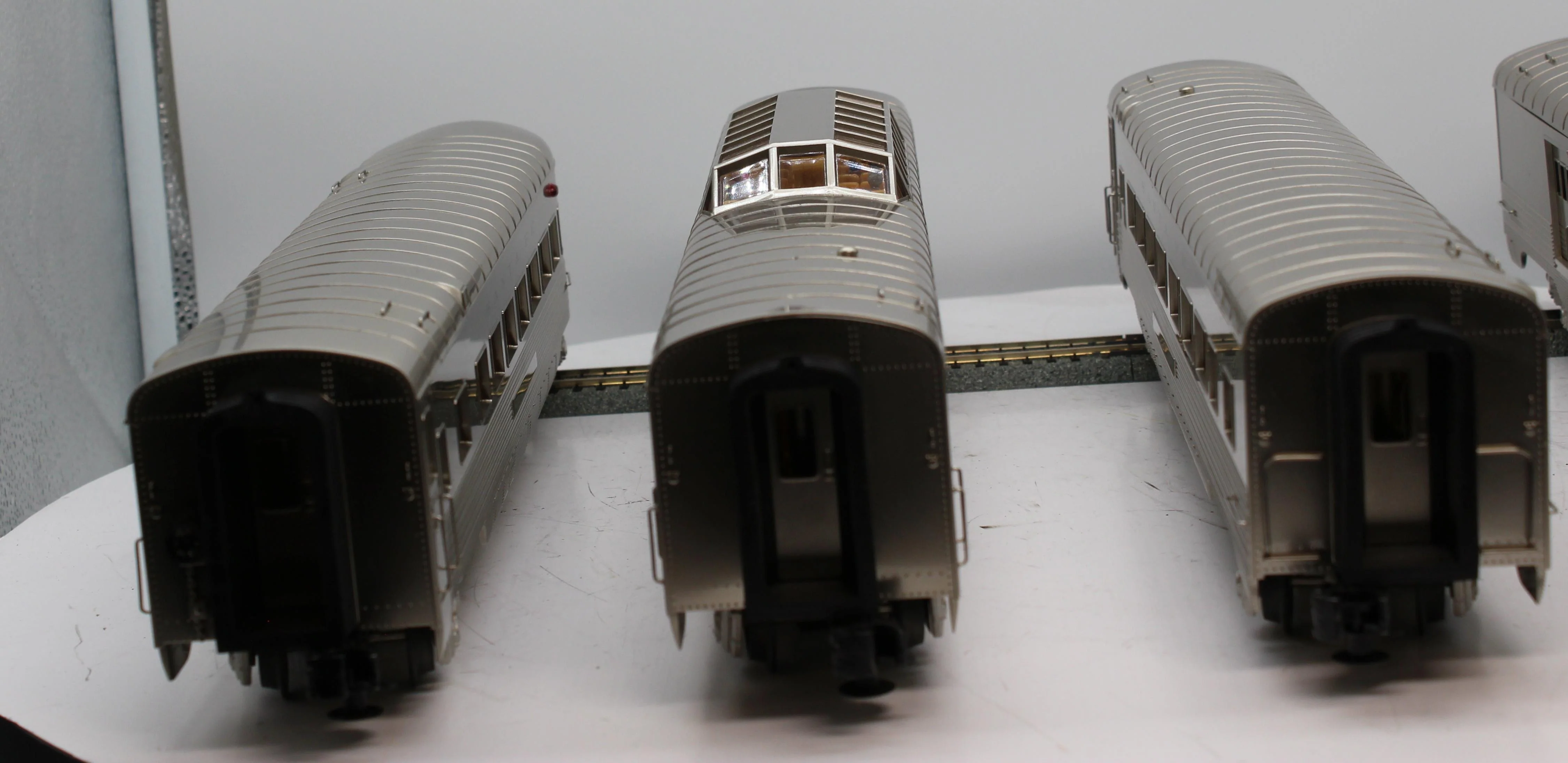 MTH Railking 30-68123 Santa Fe 4-Car 60' Streamlined Passenger Set O SCALE Like New - Image 7