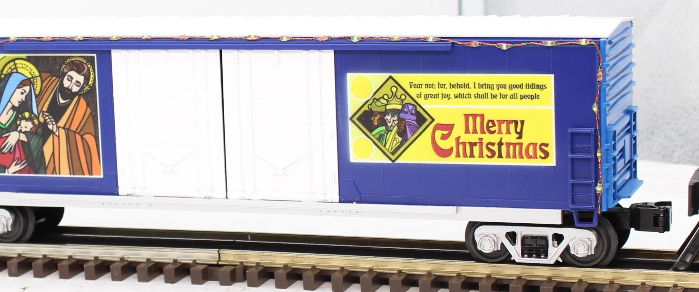 MTH Railking 30-70108D Christmas 50' Double Door Plugged Boxcar With LED Lights O SCALE Like New - Image 3
