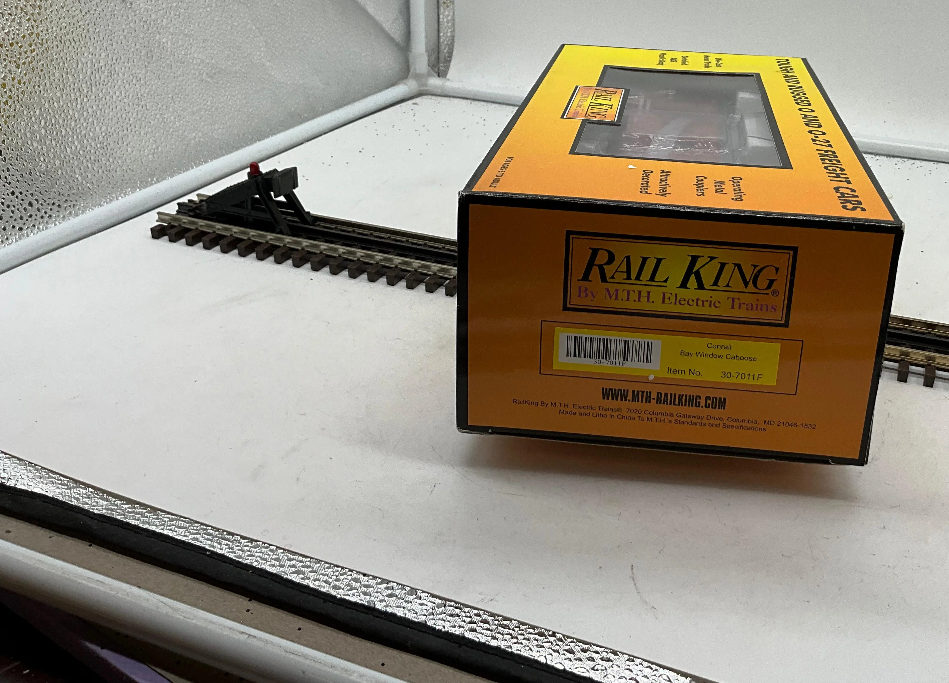 MTH Railking 30-7011F Conrail RailKing Bay Window Caboose - Image 4