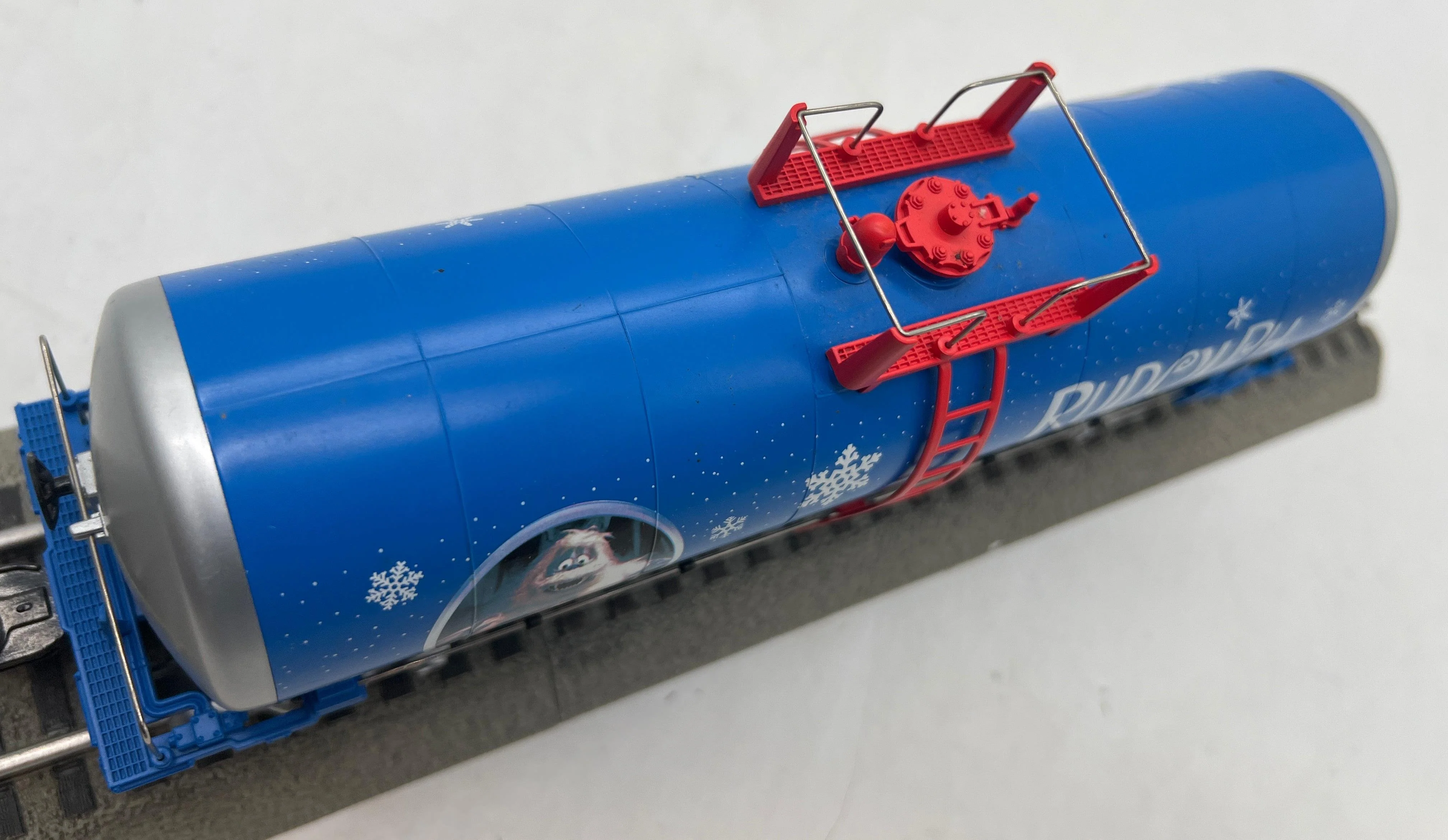 MTH Railking 30-73236  Rudolph the Red Nosed Reindeer Bumble Tank Car O SCALE Used Excellent - Image 6