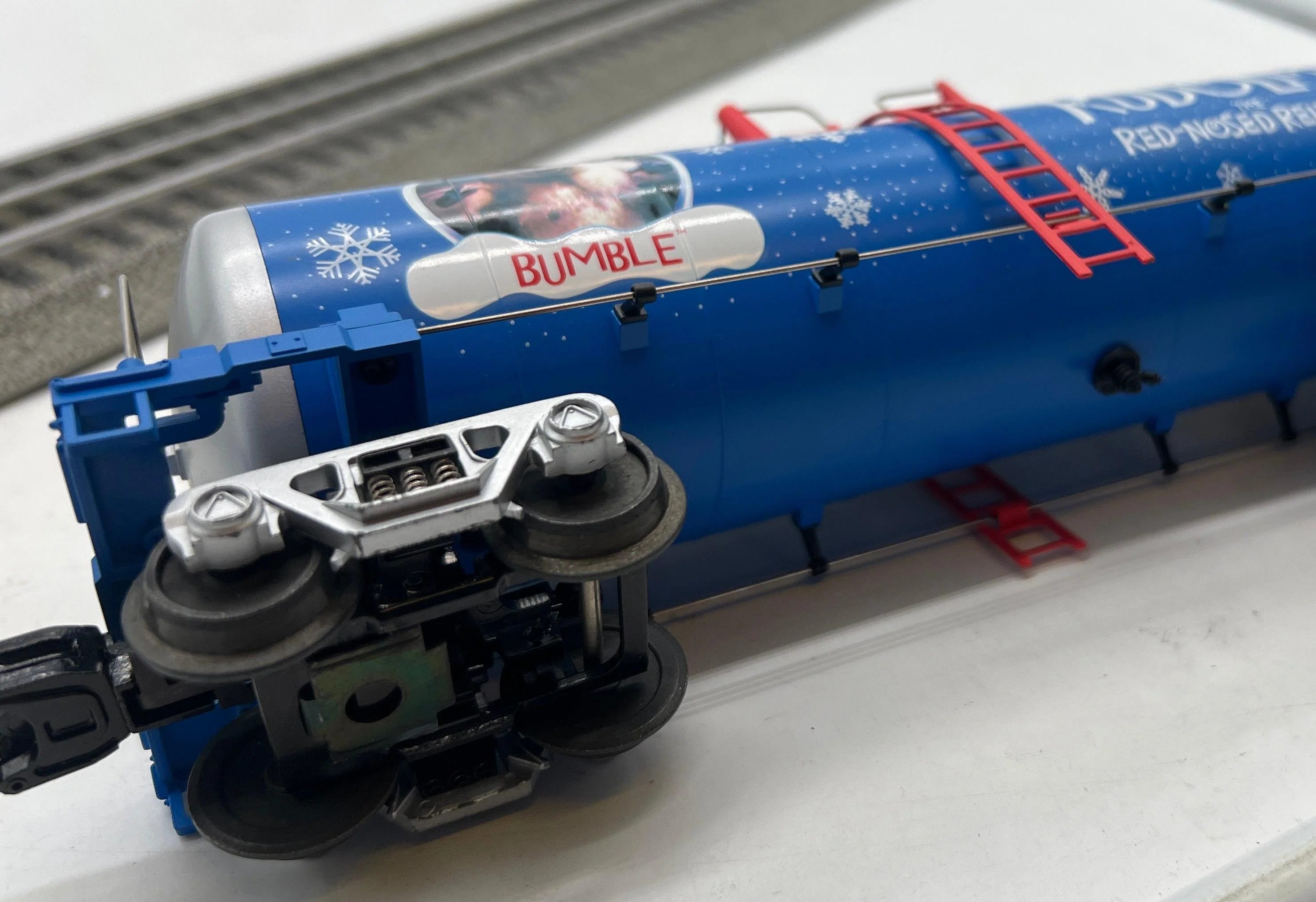 MTH Railking 30-73236  Rudolph the Red Nosed Reindeer Bumble Tank Car O SCALE Used Excellent - Image 8