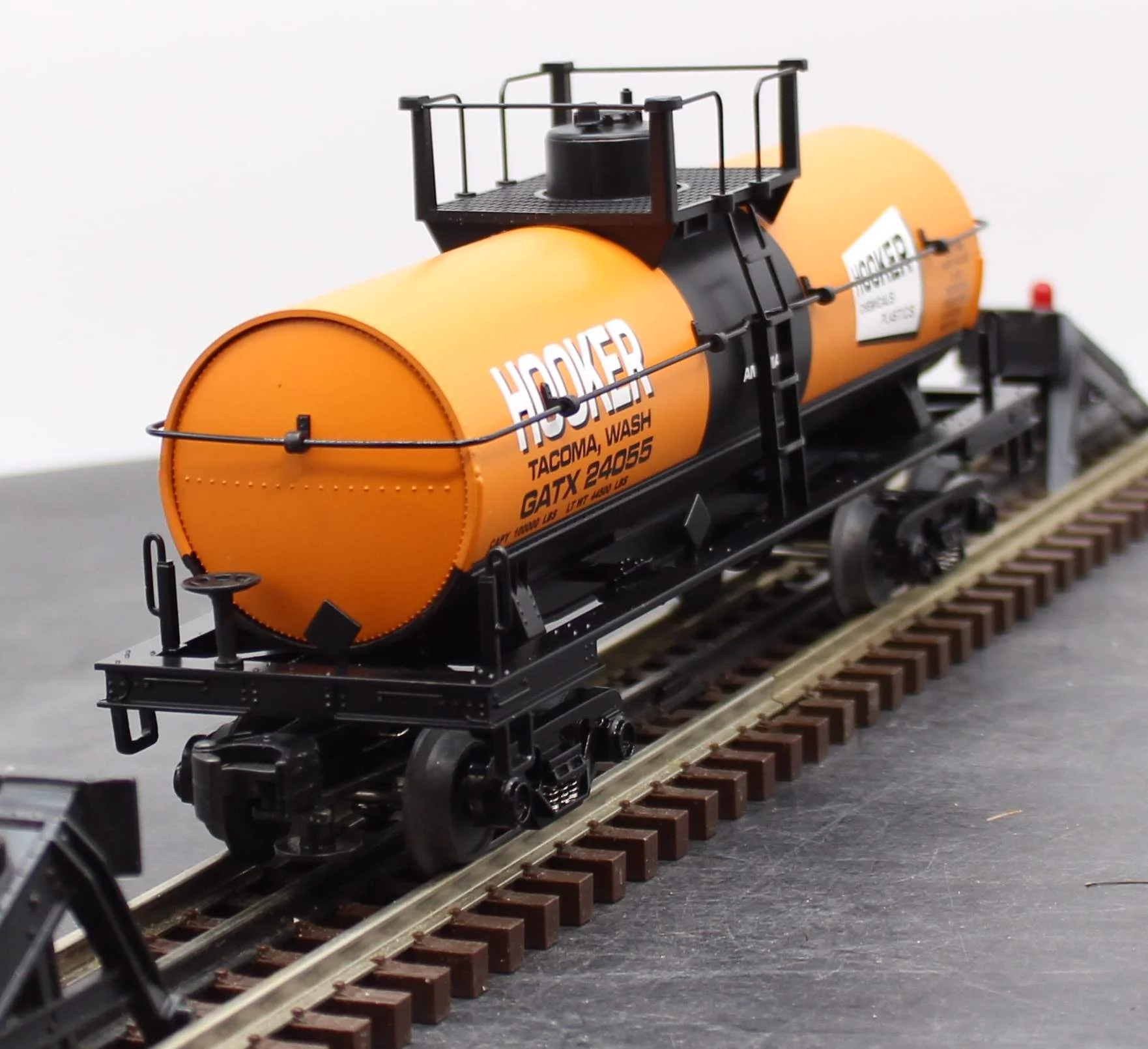MTH Railking 30-7342 Hooker Chemicals Tank Car GATX 24055 O SCALE NEW damaged box - Image 3