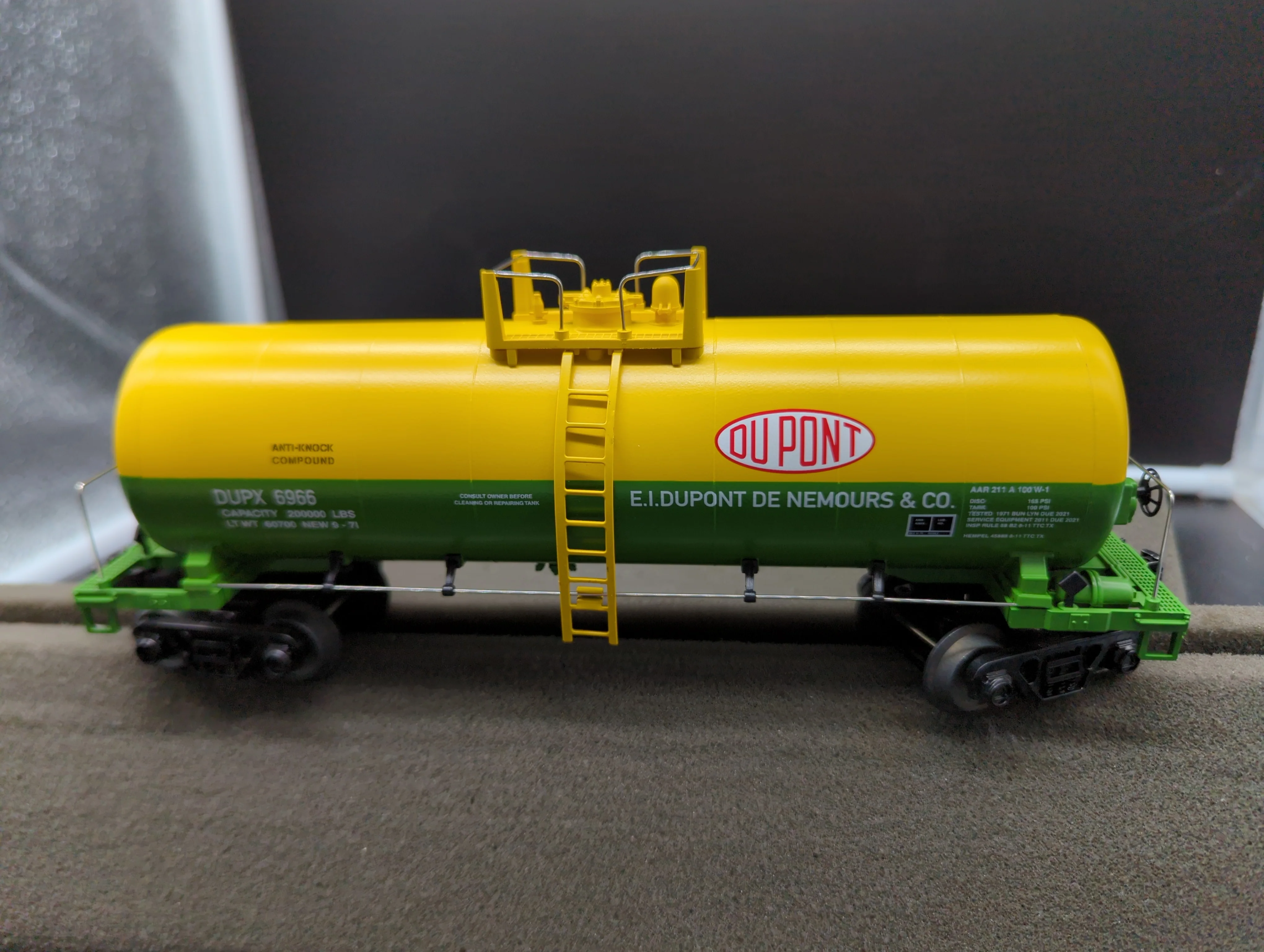 MTH Railking 30-73555 DuPont Modern Tank Car DUPX  #6966. O SCALE Like New - Image 2