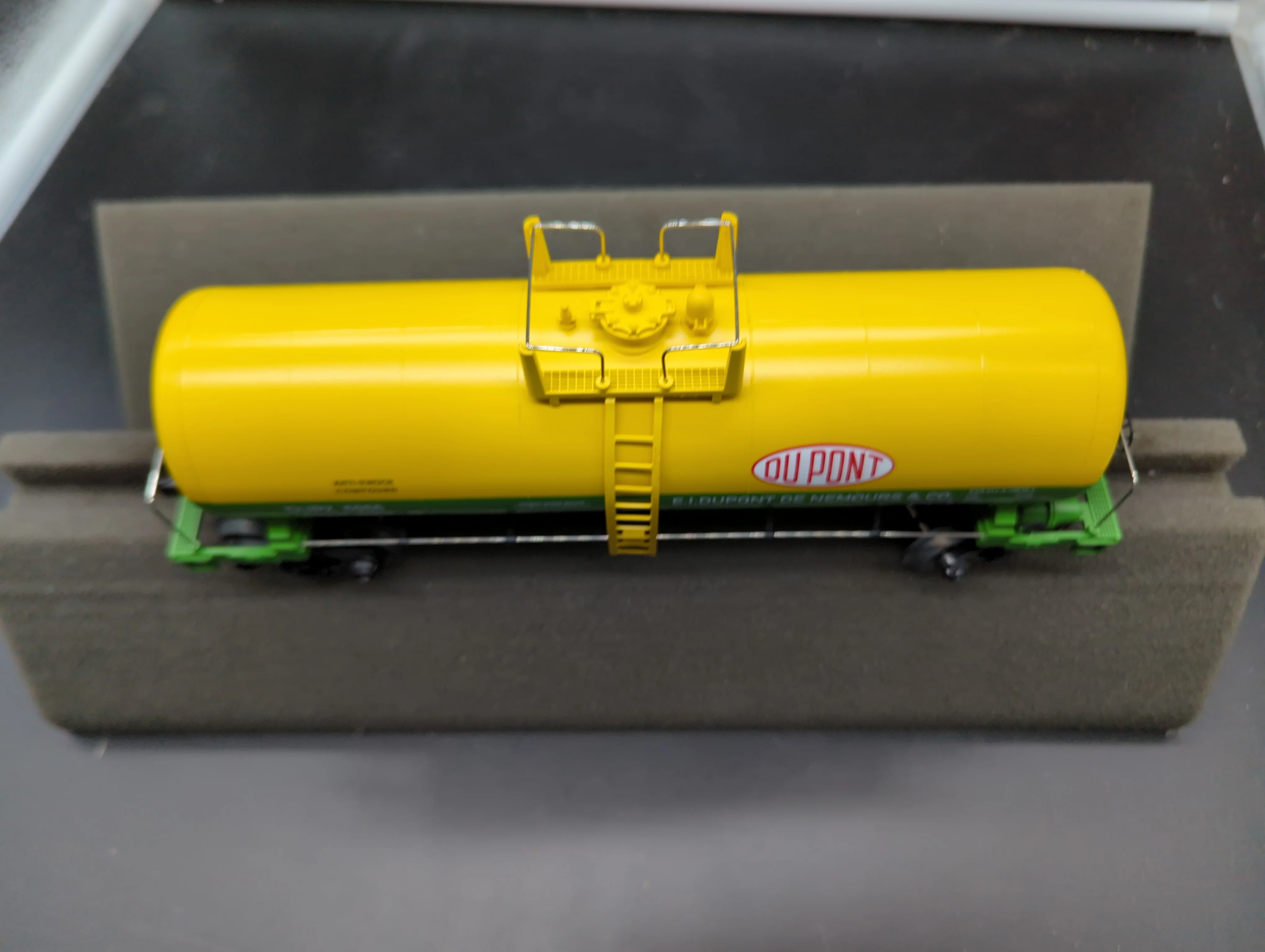 MTH Railking 30-73555 DuPont Modern Tank Car DUPX  #6966. O SCALE Like New - Image 3