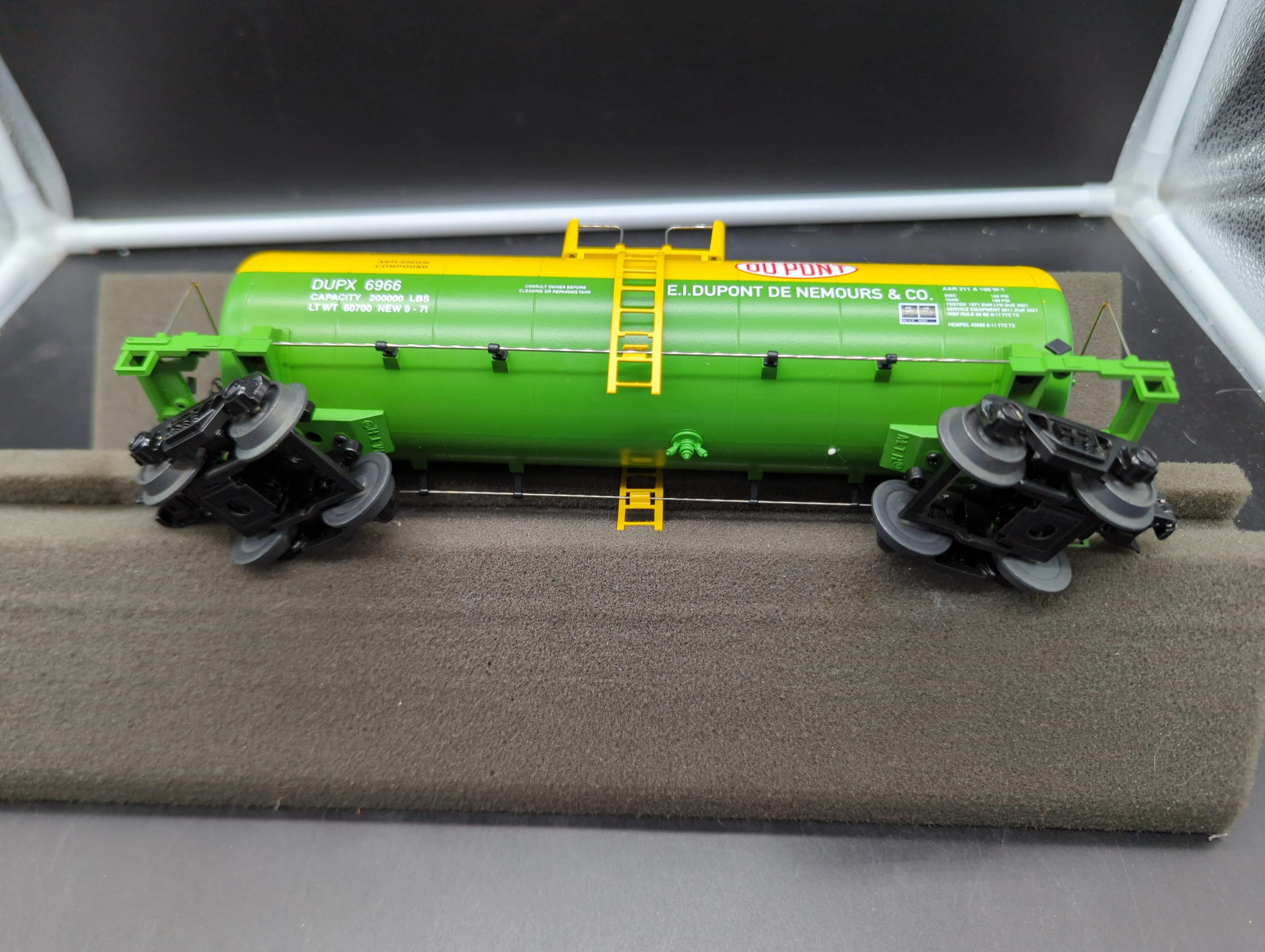 MTH Railking 30-73555 DuPont Modern Tank Car DUPX  #6966. O SCALE Like New - Image 5