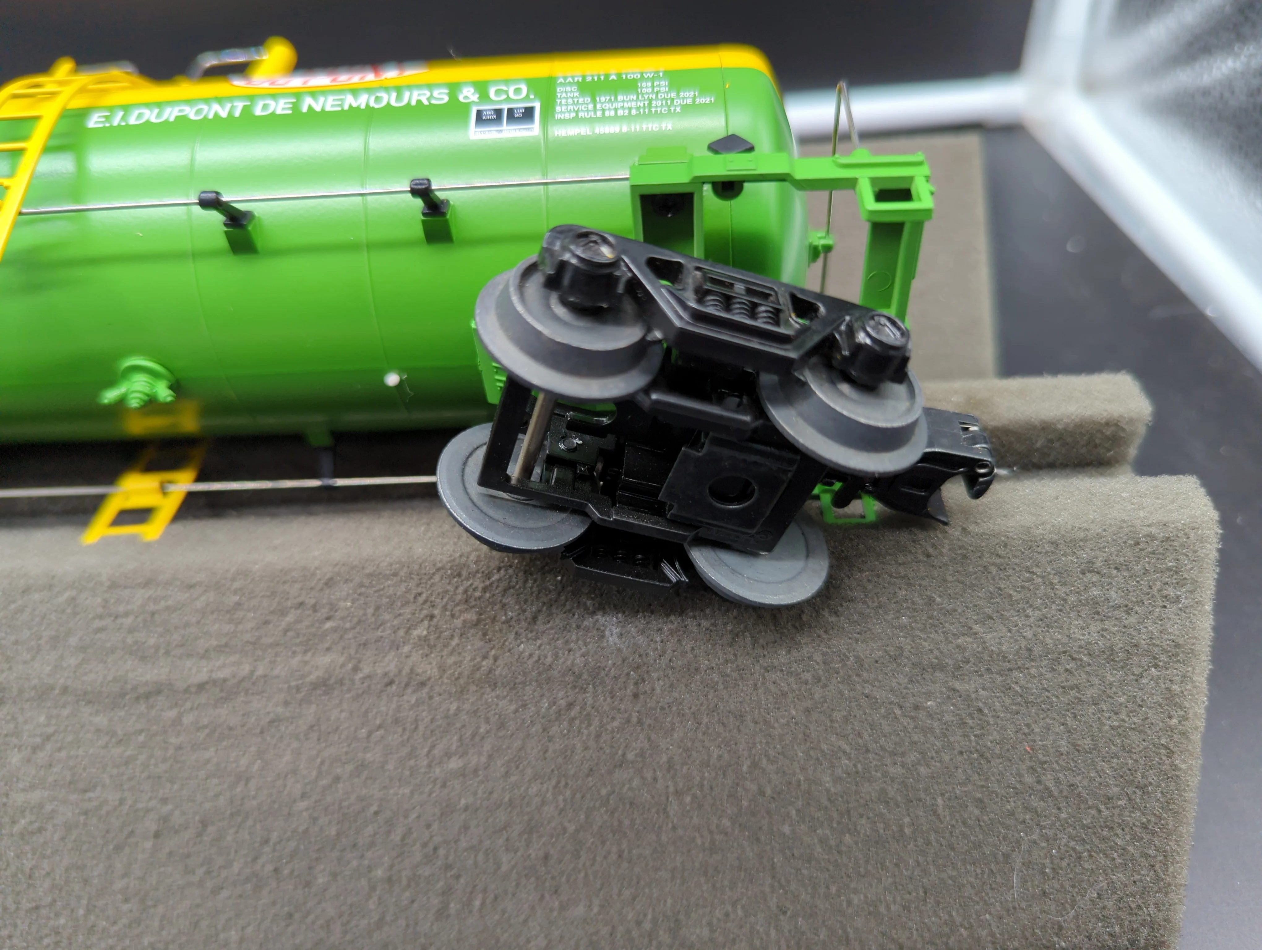 MTH Railking 30-73555 DuPont Modern Tank Car DUPX  #6966. O SCALE Like New - Image 6