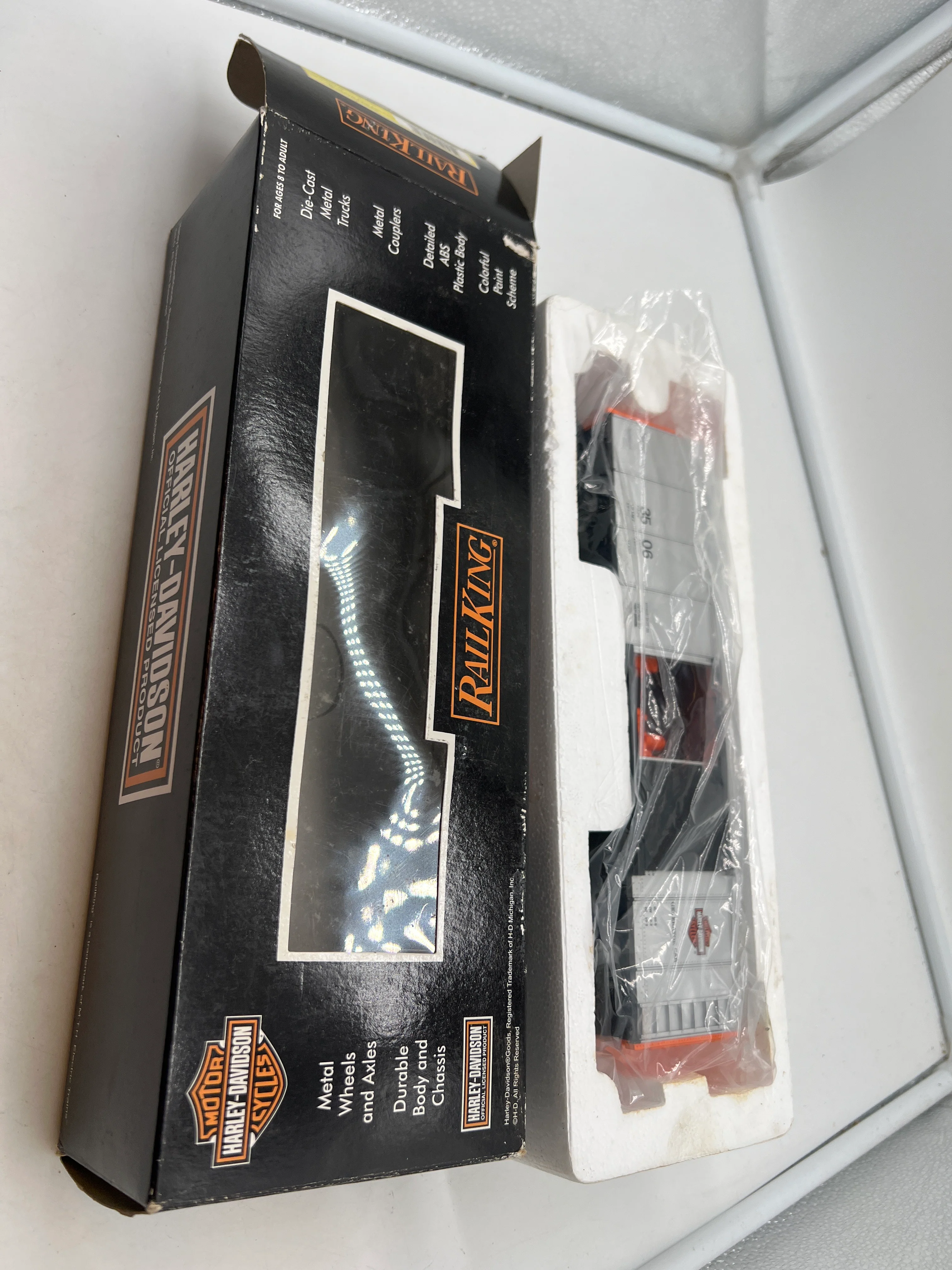 MTH Railking 30-74353 Harley-Davidson Rounded Roof Box Car w/Generator O SCALE NEW - Image 2