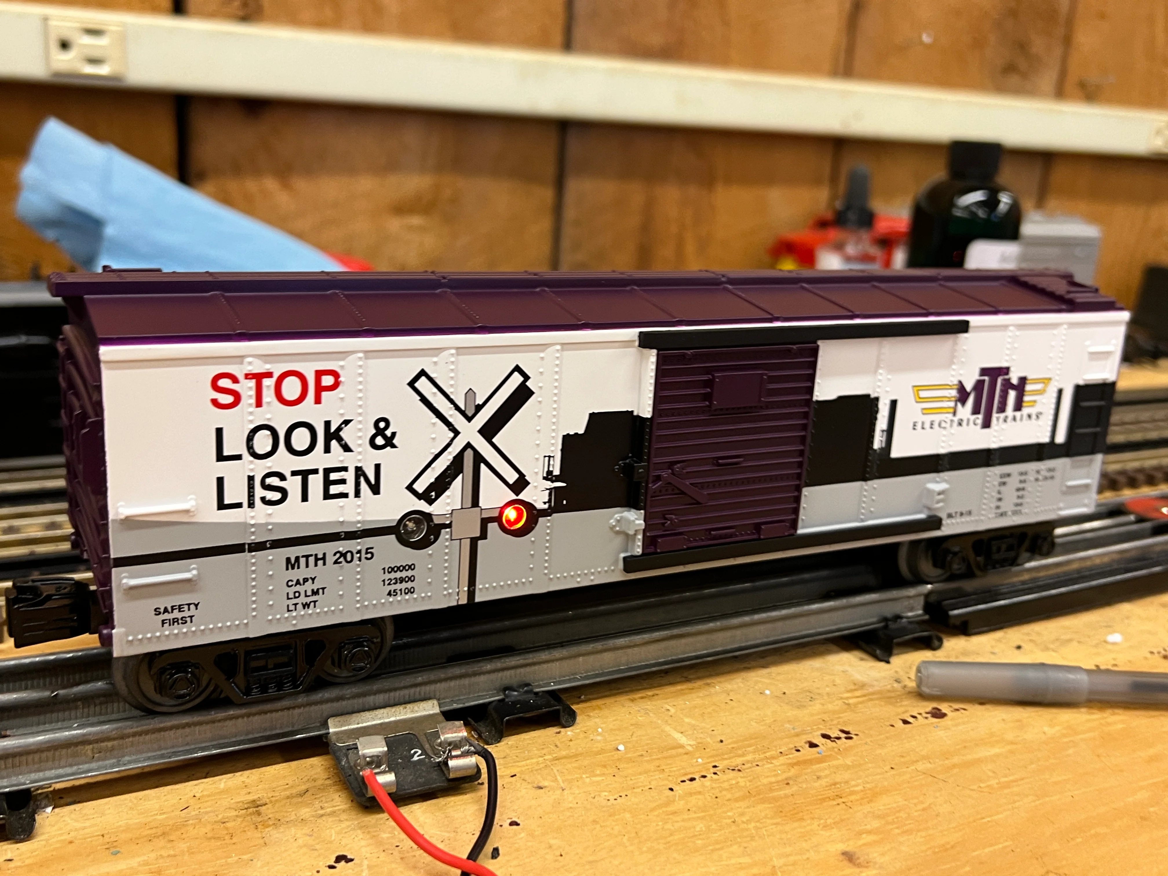 MTH Railking 30-74820 MTHRRC RailKing Box Car w/Blinking LEDs O SCALE Like New Damaged Box - Image 5