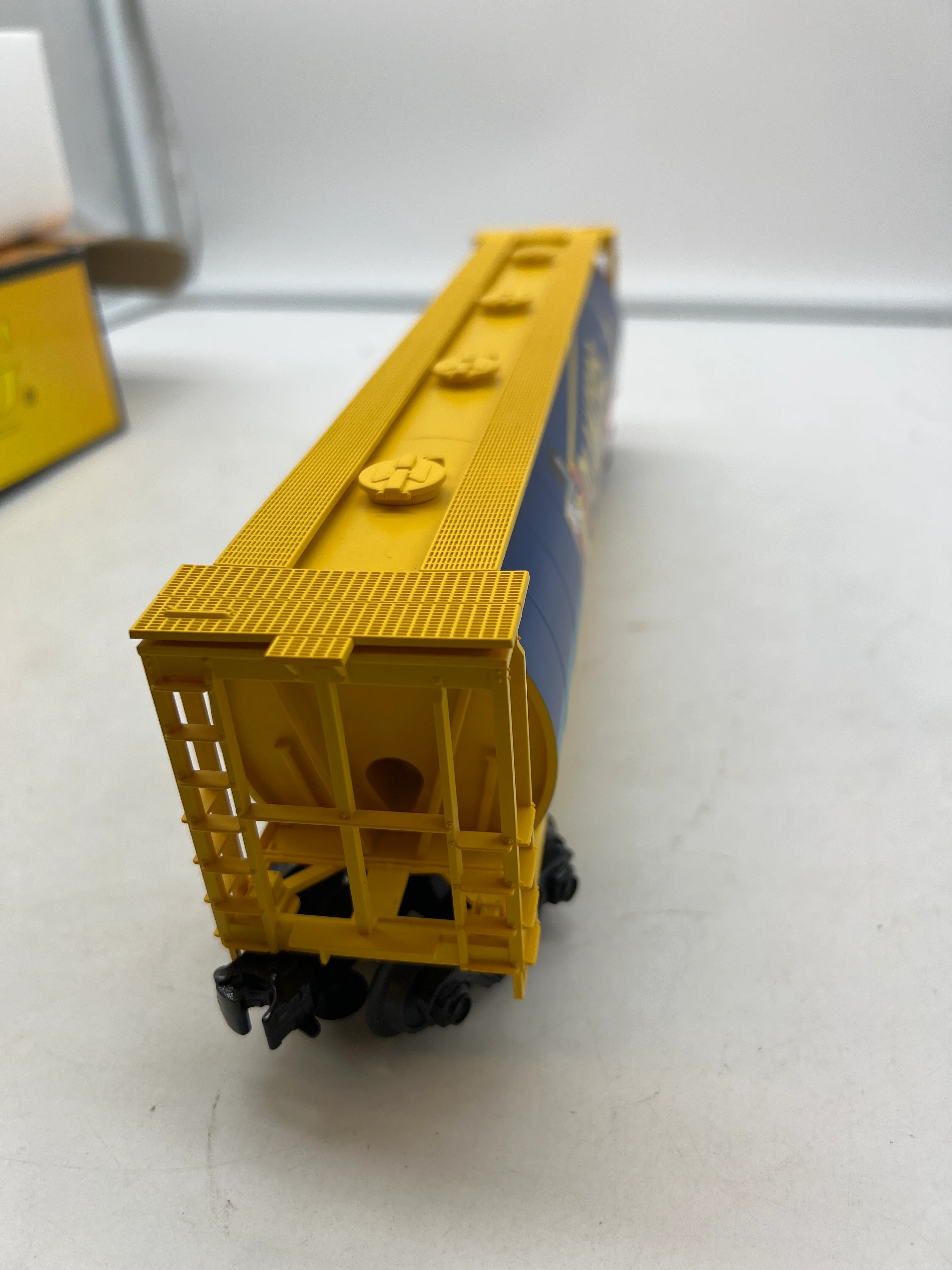 MTH Railking 30-75114 Planters Peanuts RailKing 4-Bay Cylindrical Hopper Car Like New - Image 5