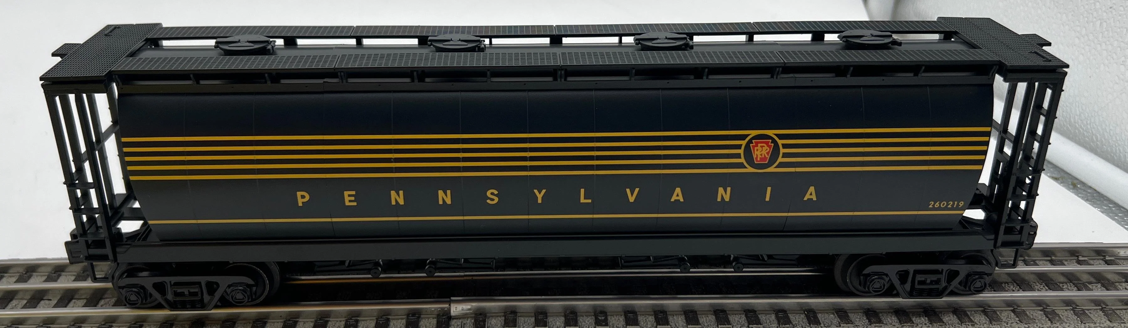 MTH Railking 30-75717 Pennsylvania Railroad PRR Black/Gold 4-Bay Cylindrical Hopper Car O SCALE Like New - Image 2