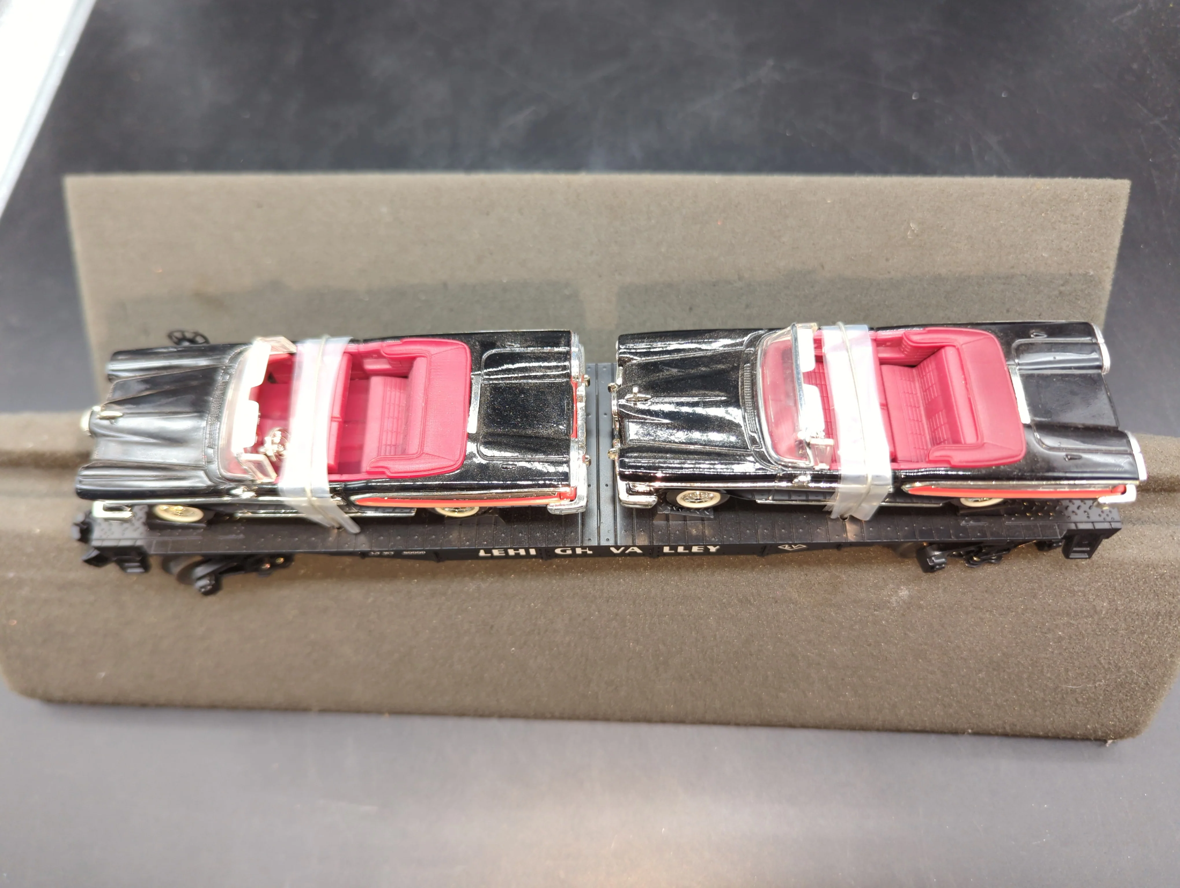 MTH Railking 30-76246 Lehigh Valley Flat Car w/(2) '58 Edsel Citations #11327. O SCALE Like New - Image 3