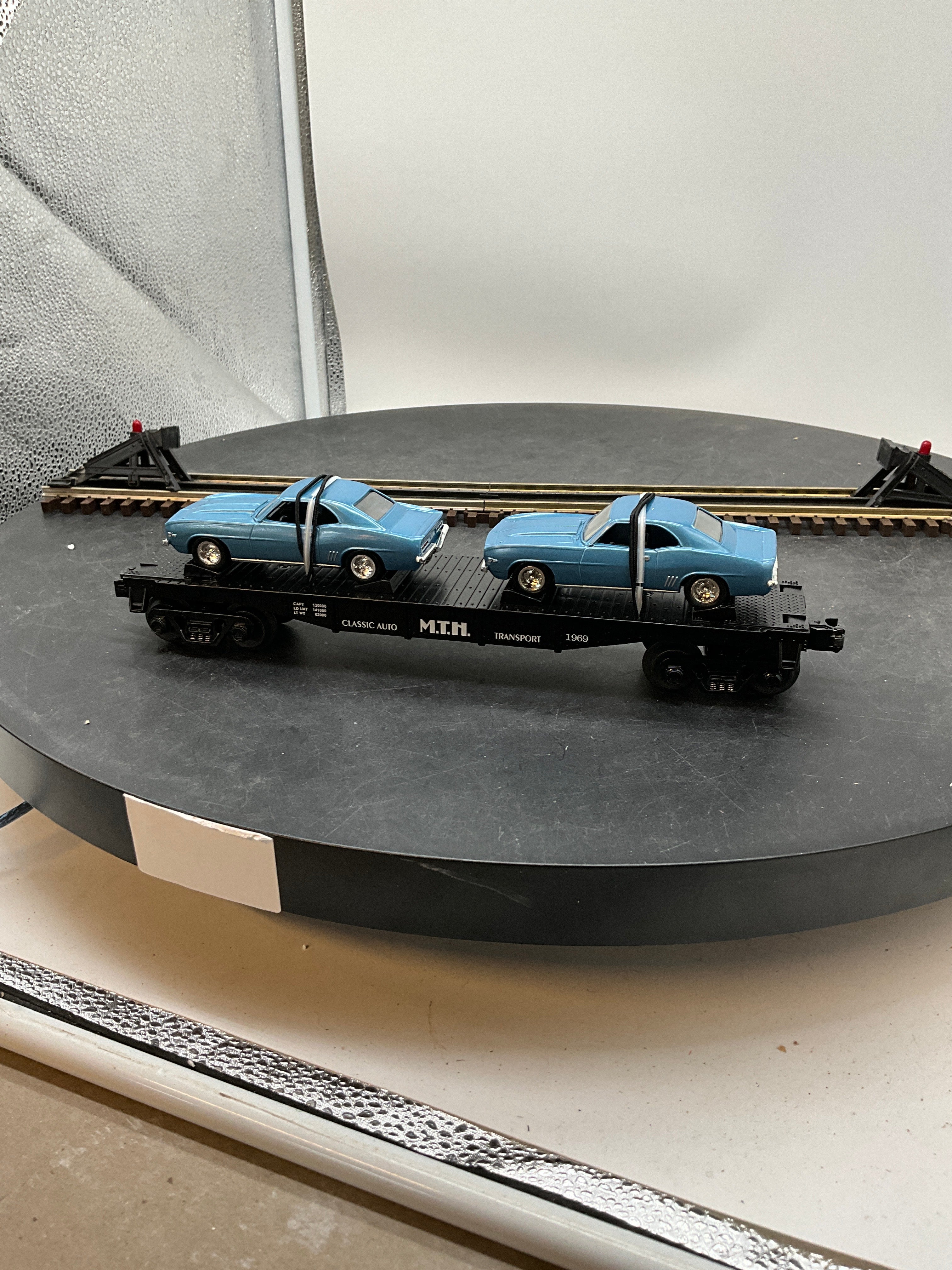 MTH Railking 30-7634 Featuring (2) Flatcar w/ Ertl 1969 Camaros O SCALE NEW - Image 2