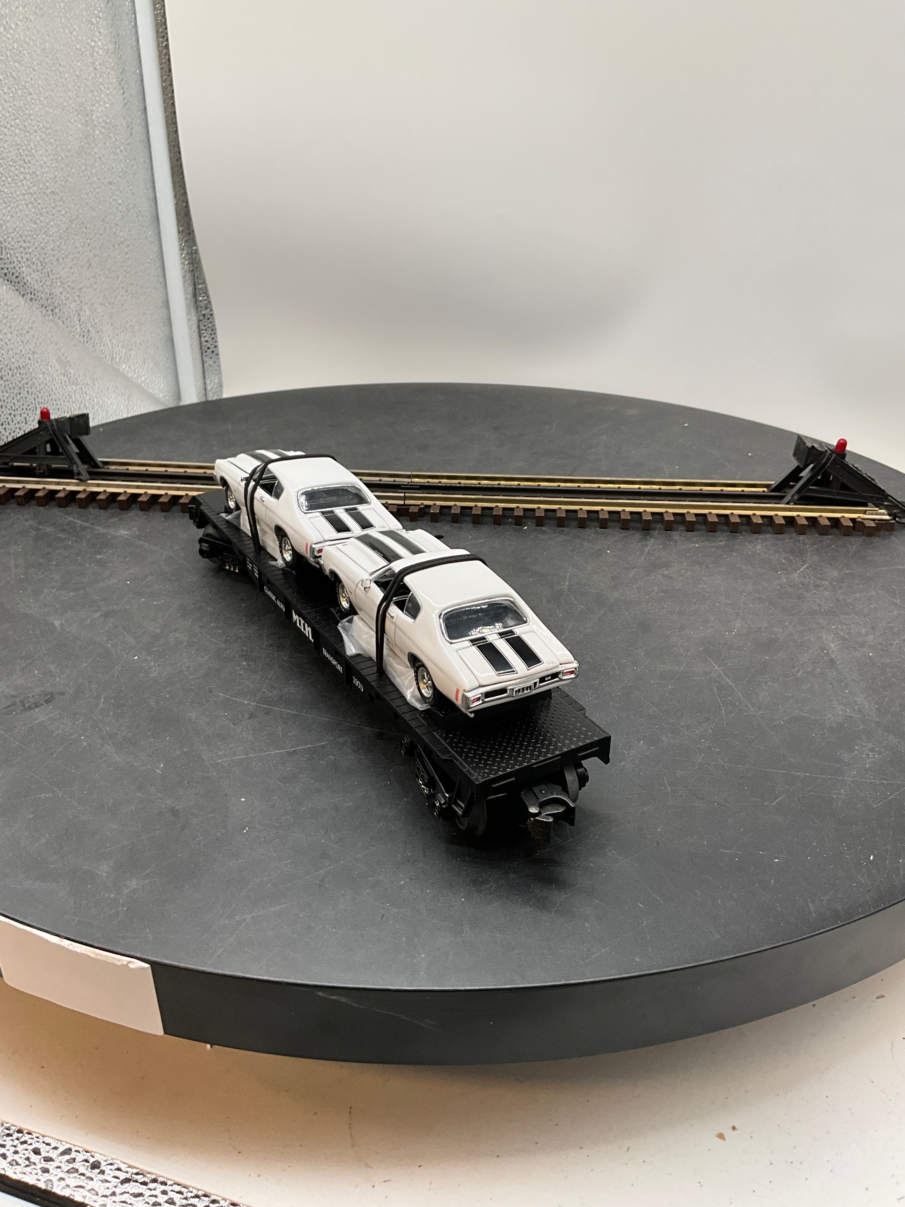 MTH Railking 30-7680 MTH Transport Flat Car - MTH Transport w/(2) 1970 Chevelle (White w/Black Stripe) O SCALE NEW - Image 5