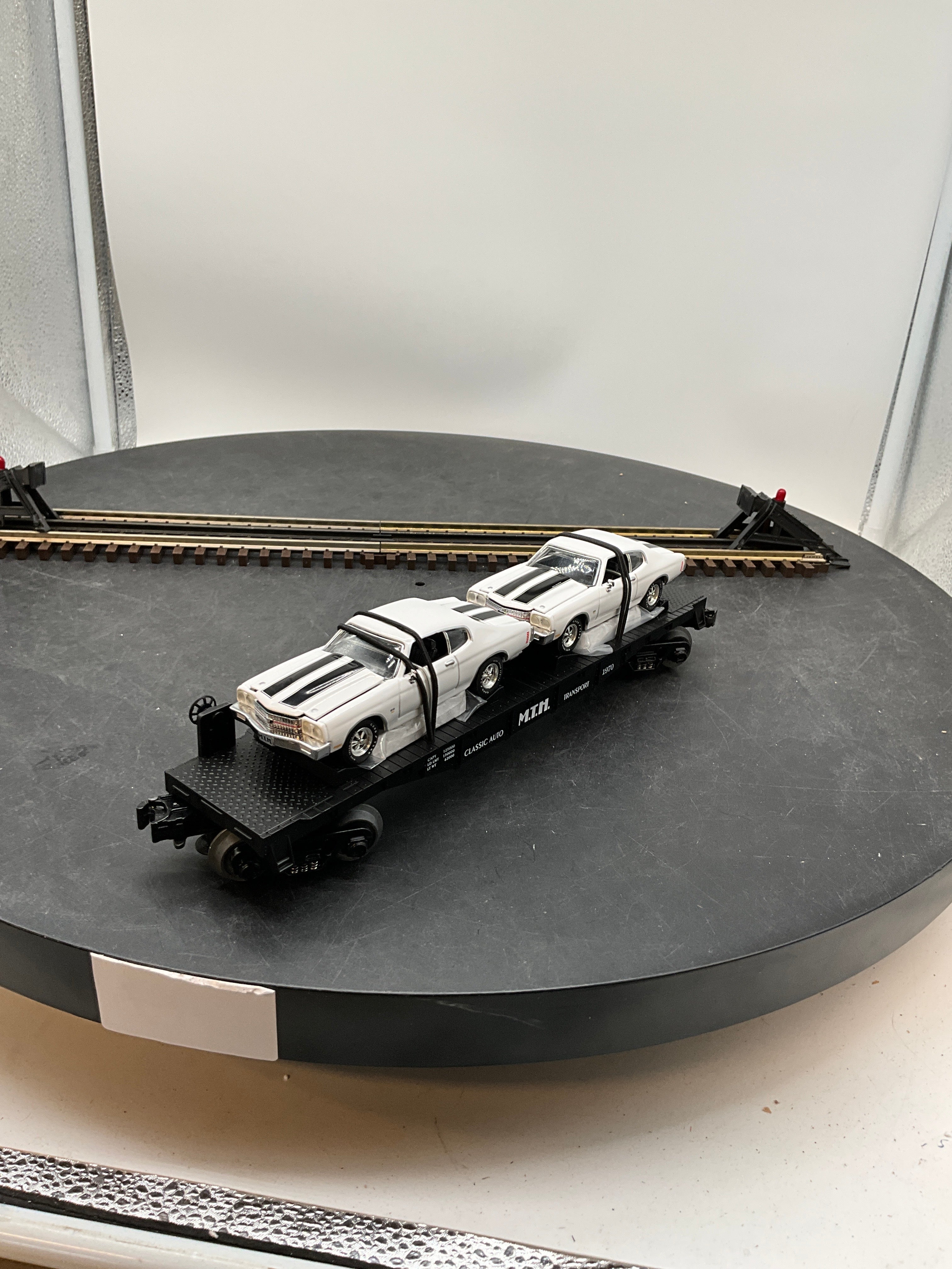 MTH Railking 30-7680 MTH Transport Flat Car - MTH Transport w/(2) 1970 Chevelle (White w/Black Stripe) O SCALE NEW - Image 6