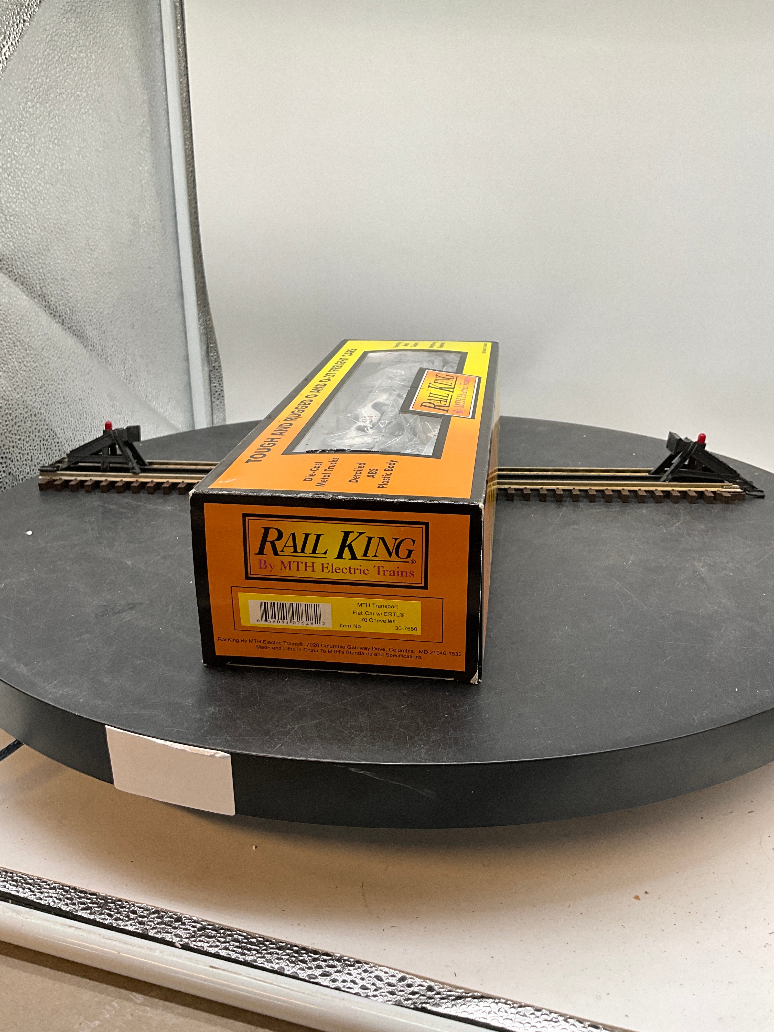 MTH Railking 30-7680 MTH Transport Flat Car - MTH Transport w/(2) 1970 Chevelle (White w/Black Stripe) O SCALE NEW - Image 7