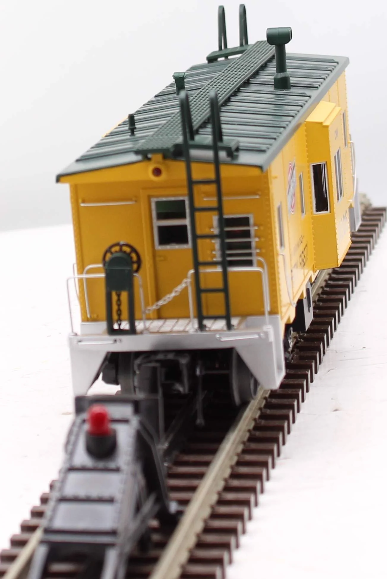 MTH Railking 30-77301 Chicago & North Western CNW Bay Window Caboose O SCALE Like New Damaged Box - Image 6