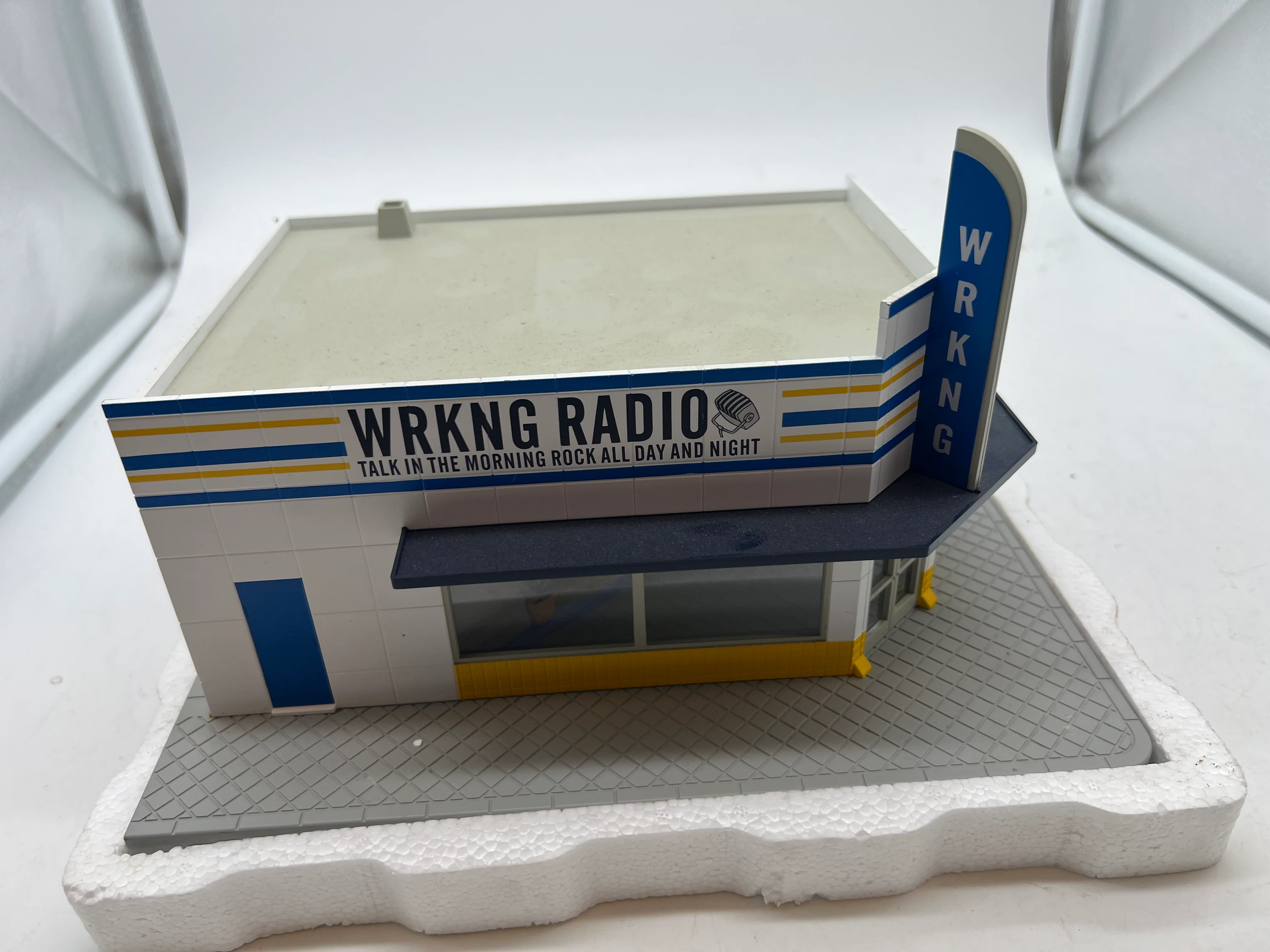 MTH Railking 30-90276 WRKING Radio Single Story Opposite Corner Store O SCALE Used Excellent - Image 2