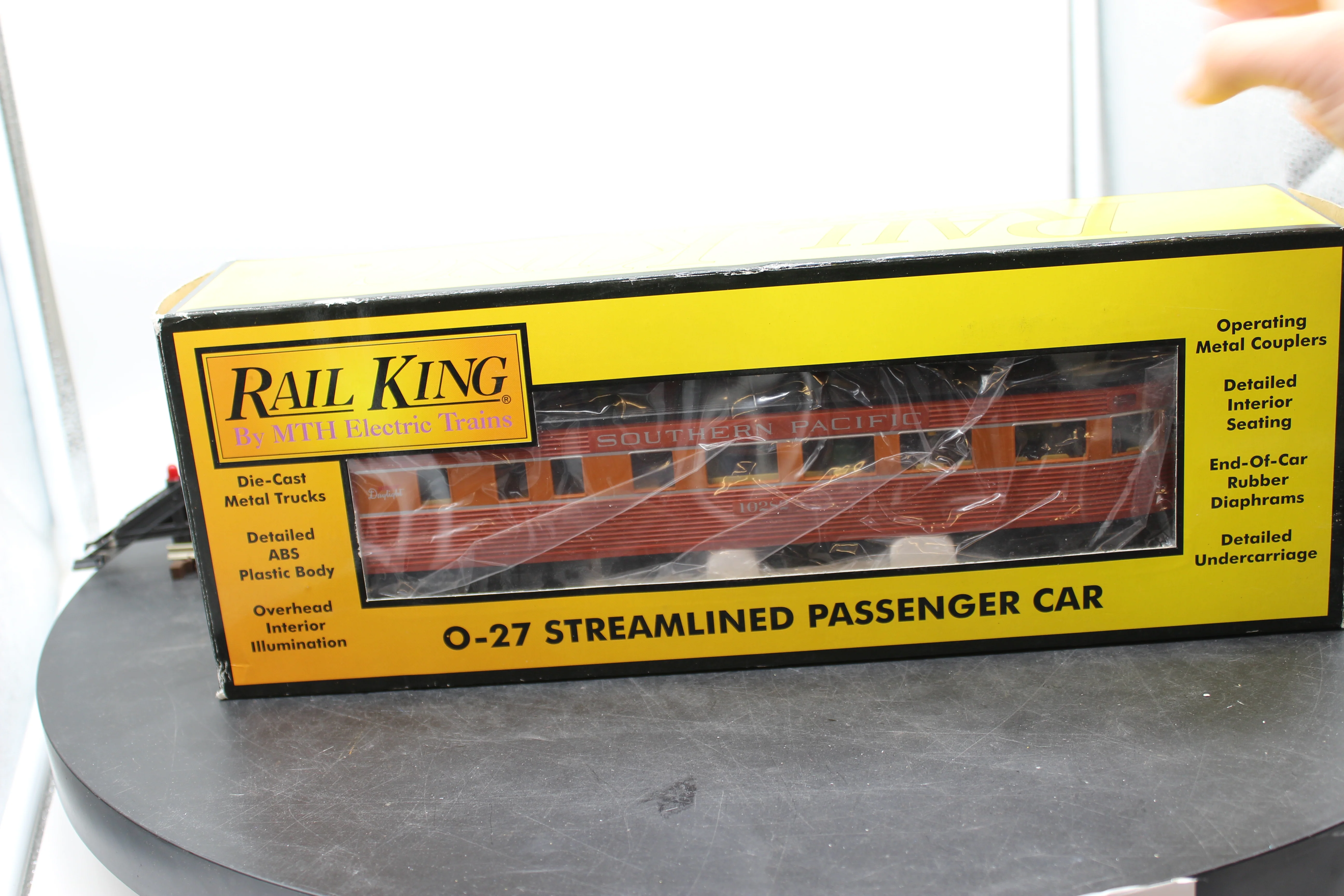 MTH RK-6062 RailKing Southern Pacific Daylight Streamlined Coach Car O-27 O SCALE Like New - Image 3