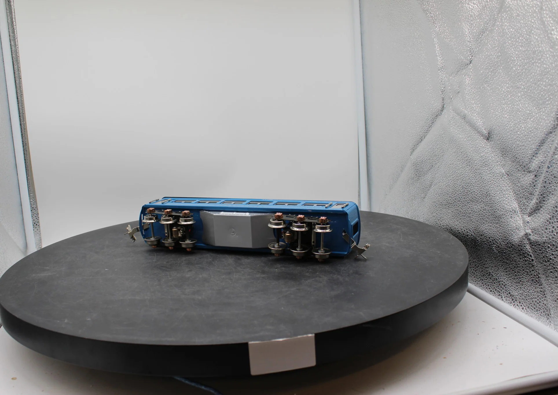 MTH Tinplate 11-80026 Lionel Corporation Tinplate No. 1685 Passenger Car - Blue/Silver  .LIMITED O SCALE Like New - Image 10