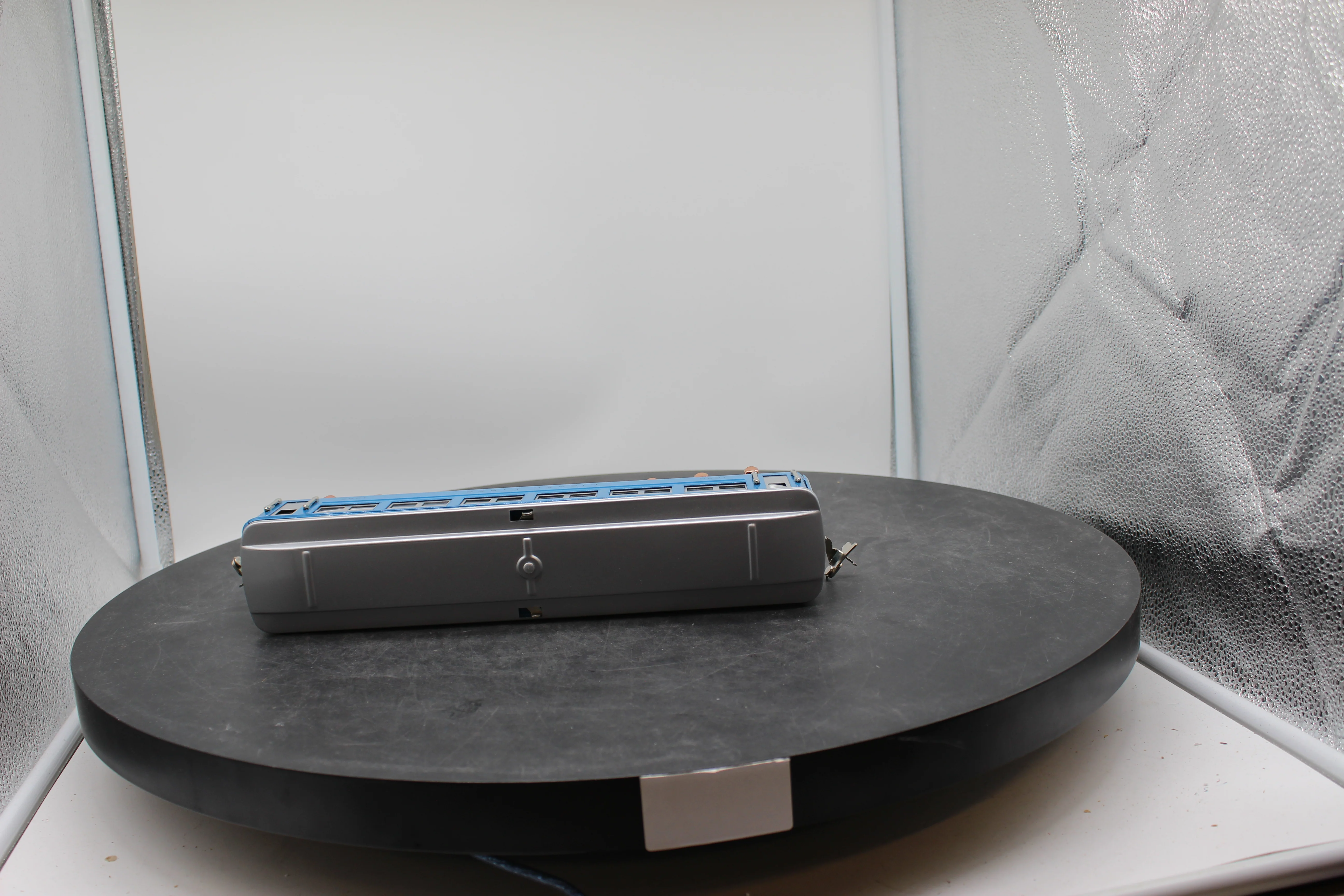 MTH Tinplate 11-80026 Lionel Corporation Tinplate No. 1685 Passenger Car - Blue/Silver  .LIMITED O SCALE Like New - Image 4
