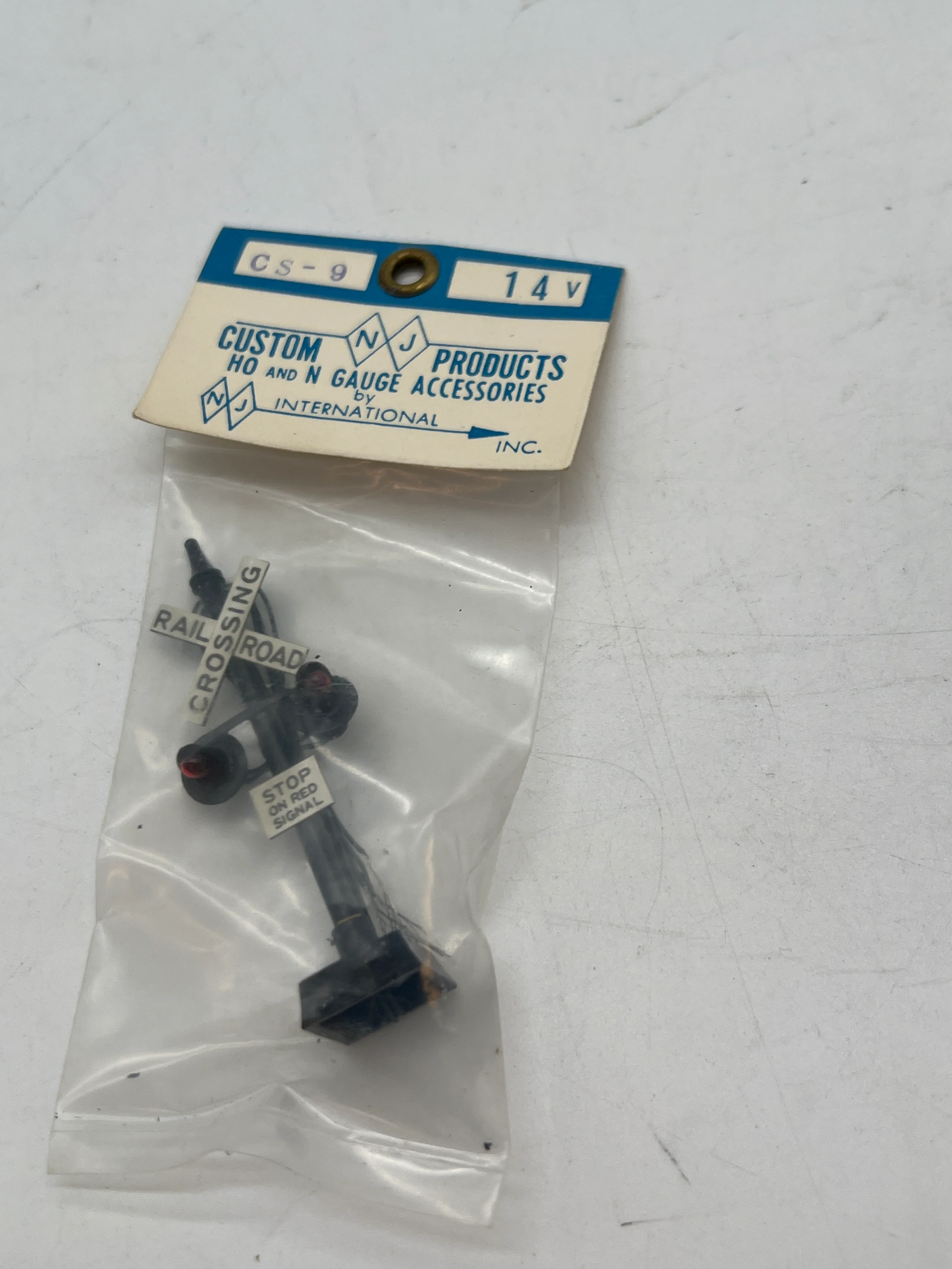 Nj international cs-9 railroad crossing sign  HO SCALE NEW